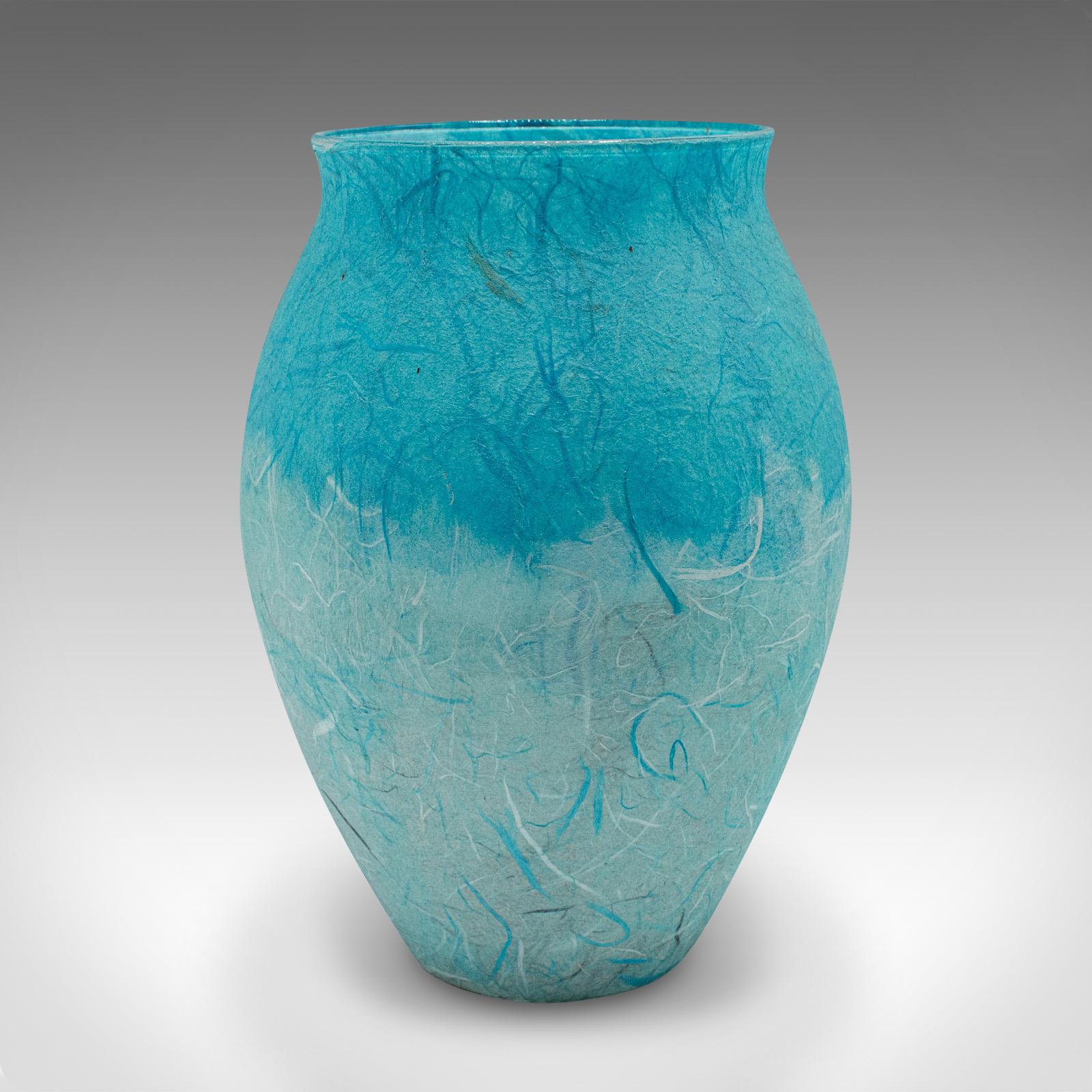 Moderne Vase à bouquets de fleurs contemporain, anglais, verre d'art, soie de paille, urne à balustre en vente