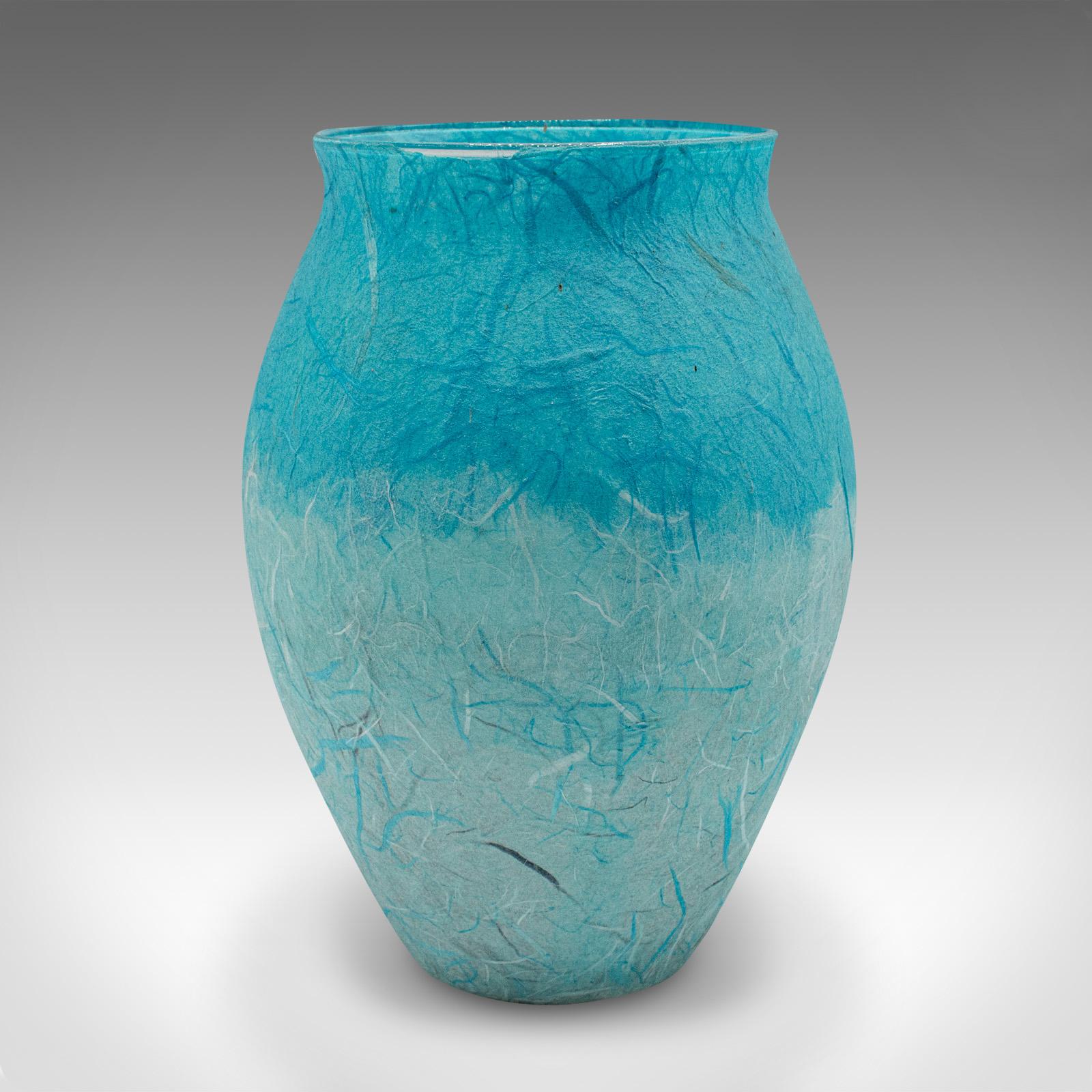 Britannique Vase à bouquets de fleurs contemporain, anglais, verre d'art, soie de paille, urne à balustre en vente