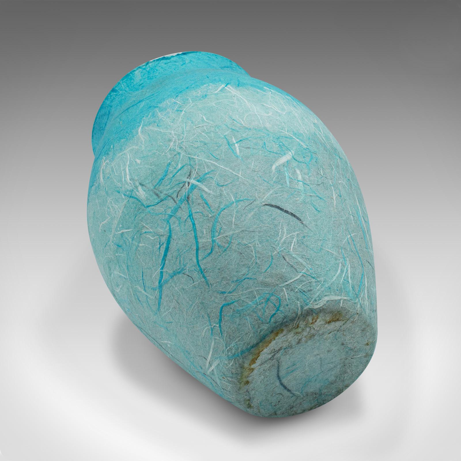 XXIe siècle et contemporain Vase à bouquets de fleurs contemporain, anglais, verre d'art, soie de paille, urne à balustre en vente