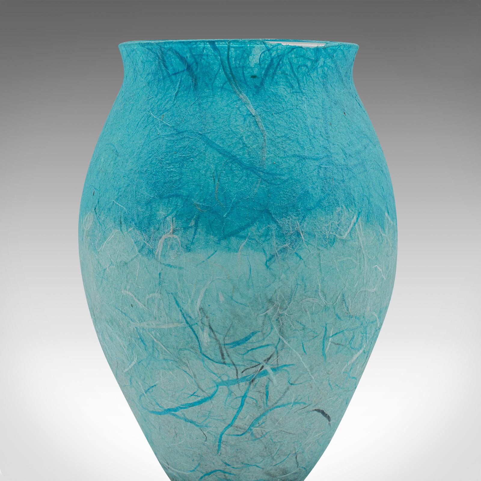Verre d'art Vase à bouquets de fleurs contemporain, anglais, verre d'art, soie de paille, urne à balustre en vente