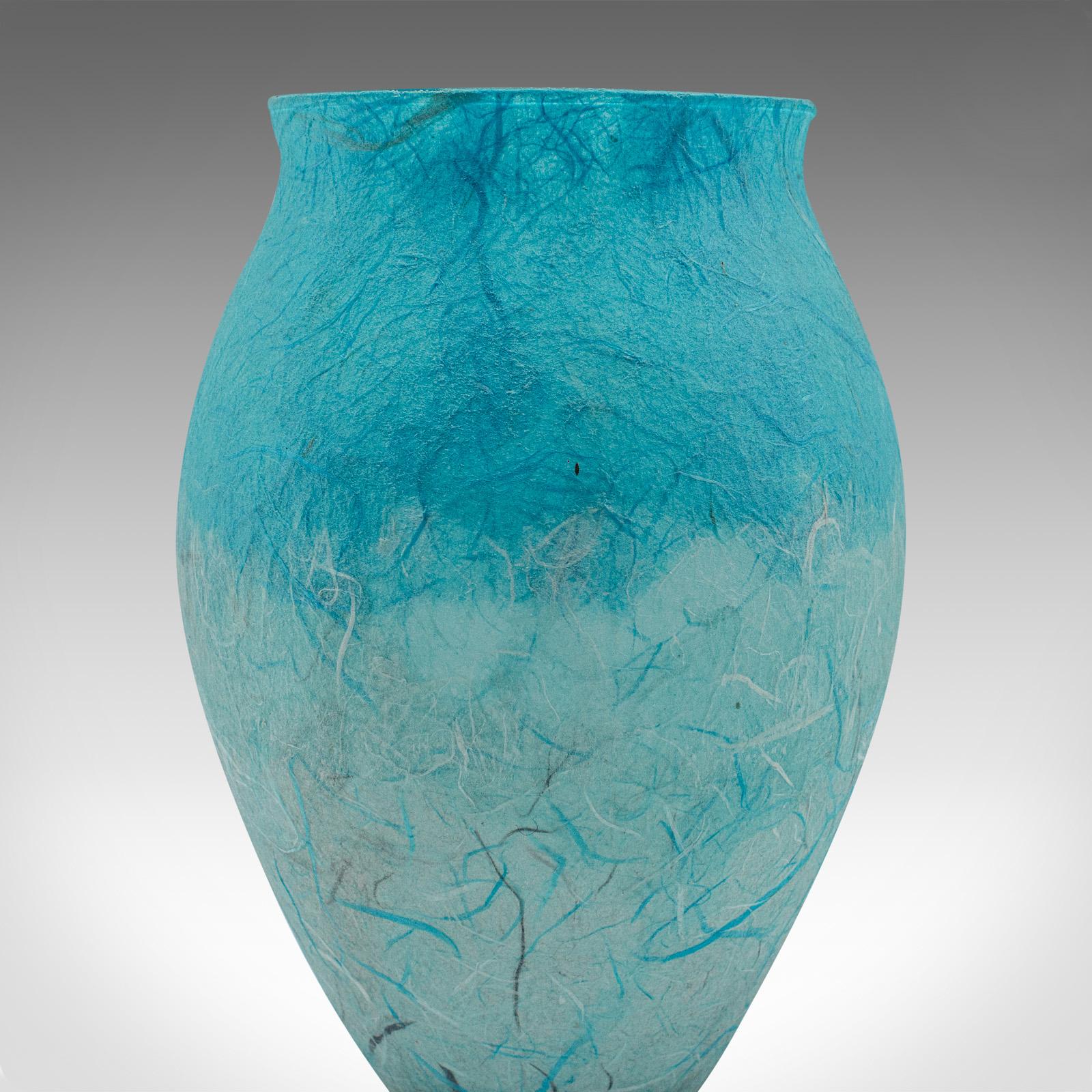 Vase à bouquets de fleurs contemporain, anglais, verre d'art, soie de paille, urne à balustre en vente 1