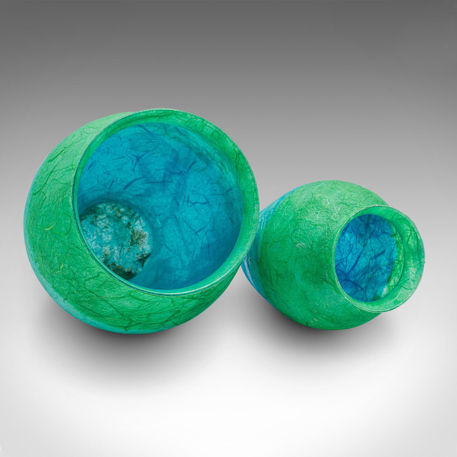 Duo di vasi da fiori contemporanei, inglese, vetro artistico, seta di paglia, set di urne a balaustro in vendita 3