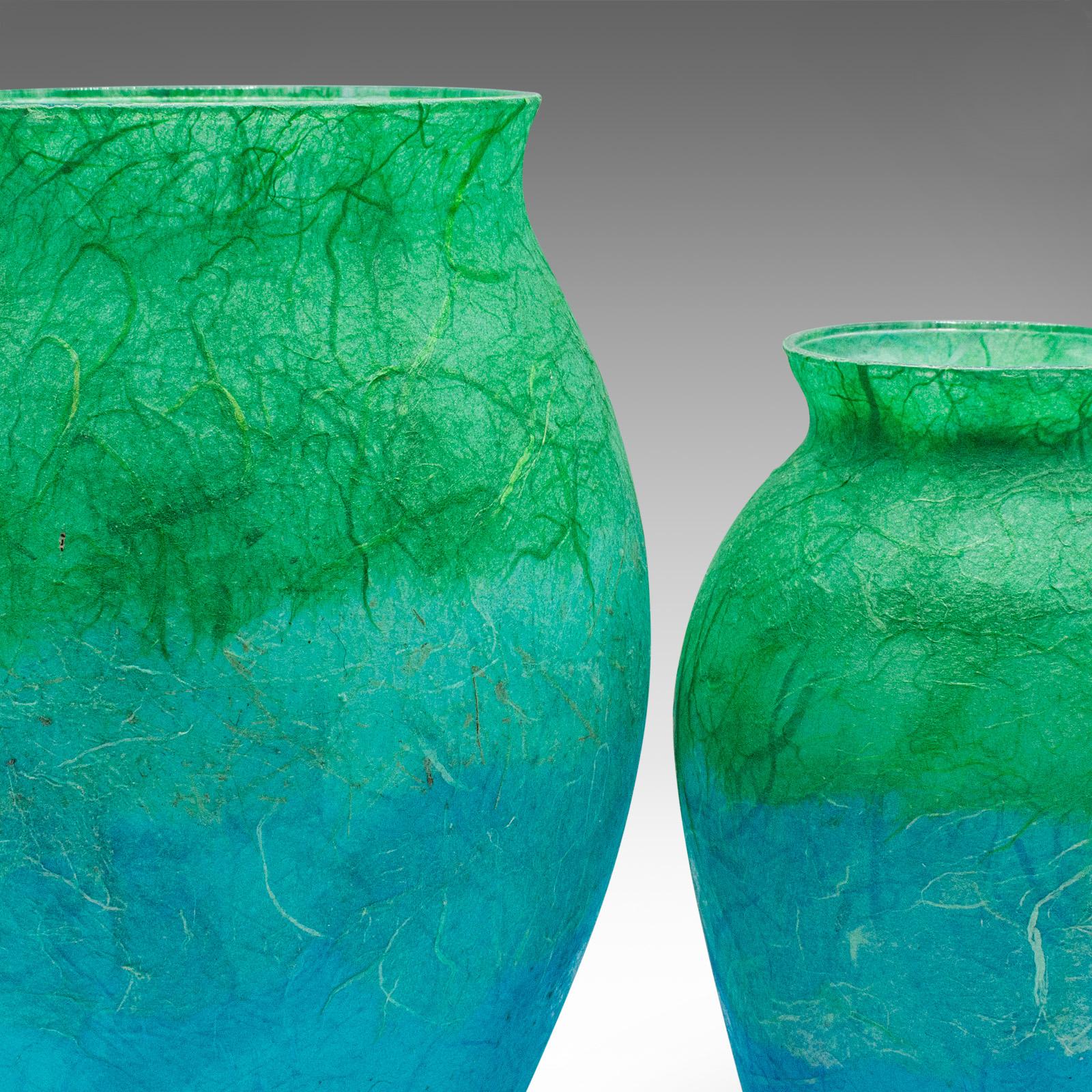 Duo di vasi da fiori contemporanei, inglese, vetro artistico, seta di paglia, set di urne a balaustro in vendita 5