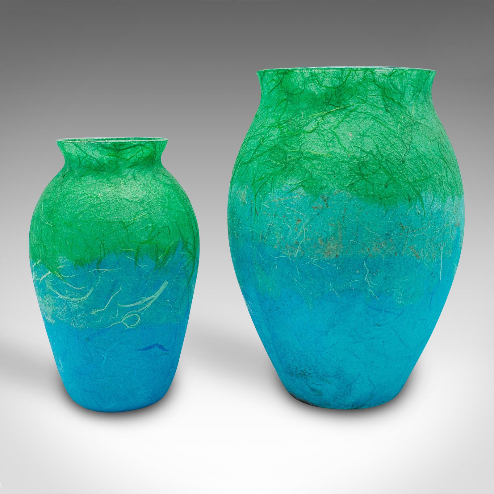 
Si tratta di un duo di vasi da fiori contemporanei. Un set di urne a balaustro in vetro artistico e seta di Margaret Johnson.

Colore eccezionale per questo duo decorativo complementare
Mostra un aspetto desiderabile e contemporaneo
La forma della