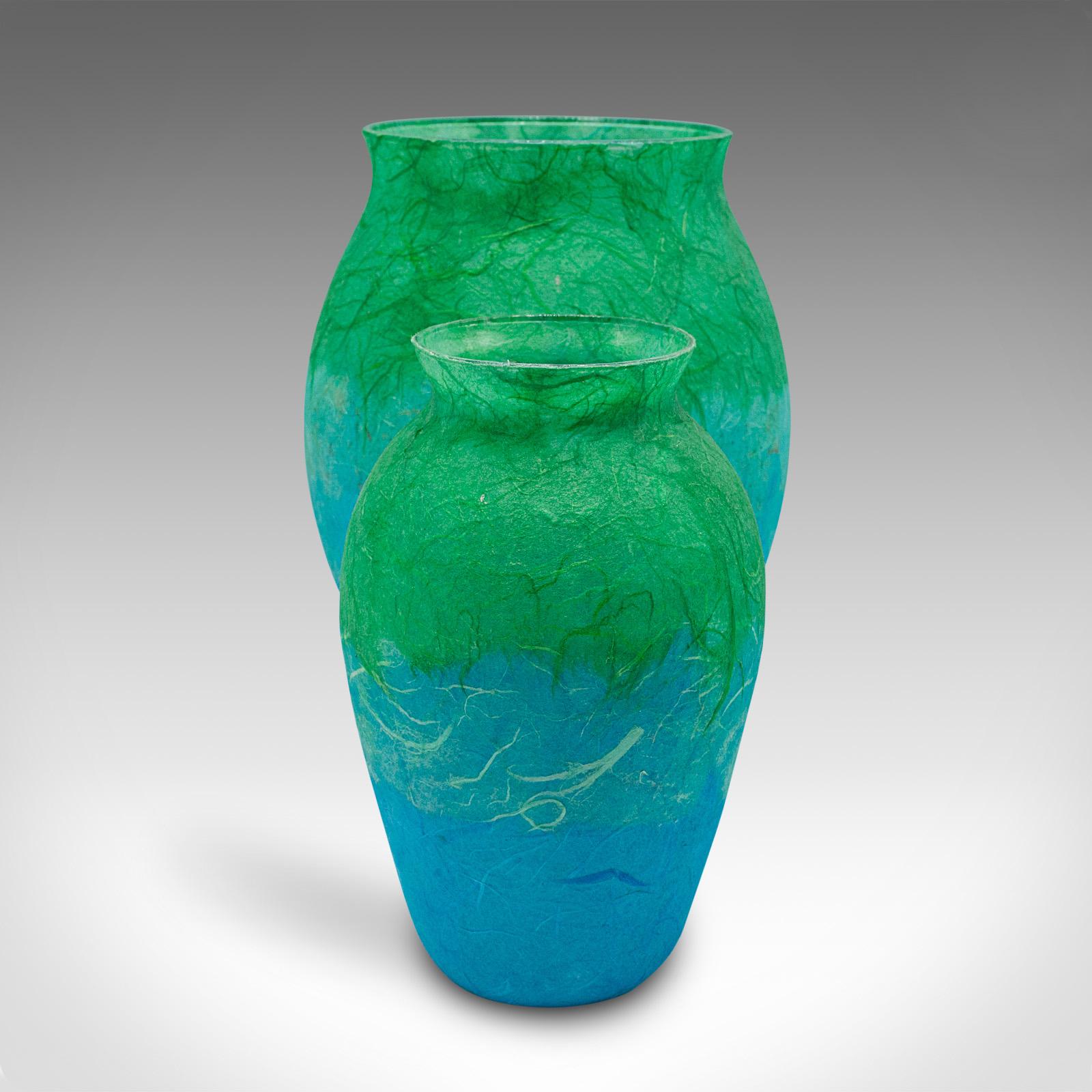 Moderno Duo di vasi da fiori contemporanei, inglese, vetro artistico, seta di paglia, set di urne a balaustro in vendita