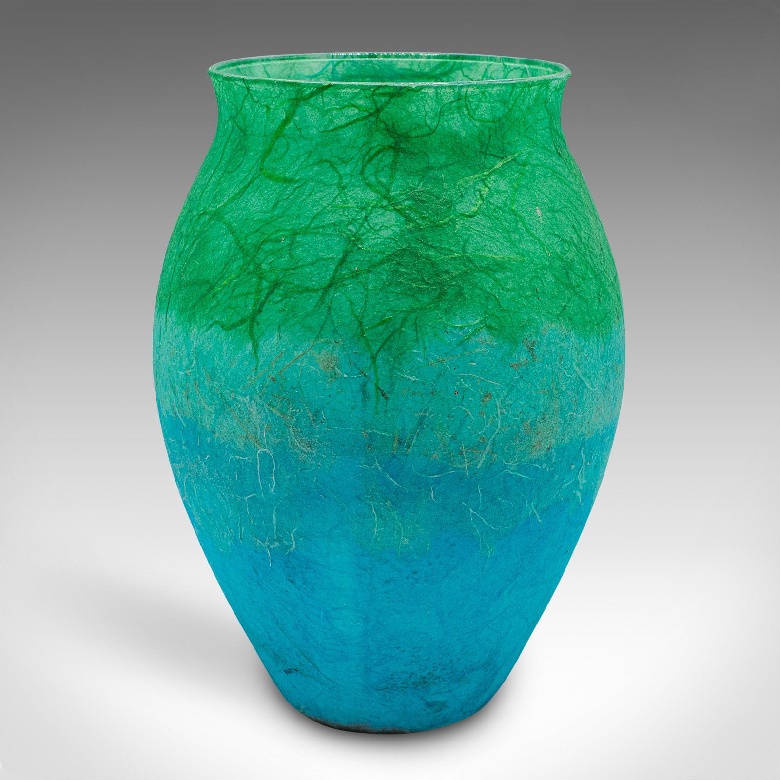 Britannico Duo di vasi da fiori contemporanei, inglese, vetro artistico, seta di paglia, set di urne a balaustro in vendita