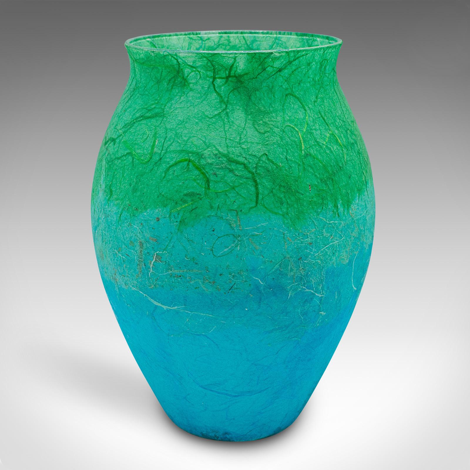 XXI secolo e contemporaneo Duo di vasi da fiori contemporanei, inglese, vetro artistico, seta di paglia, set di urne a balaustro in vendita