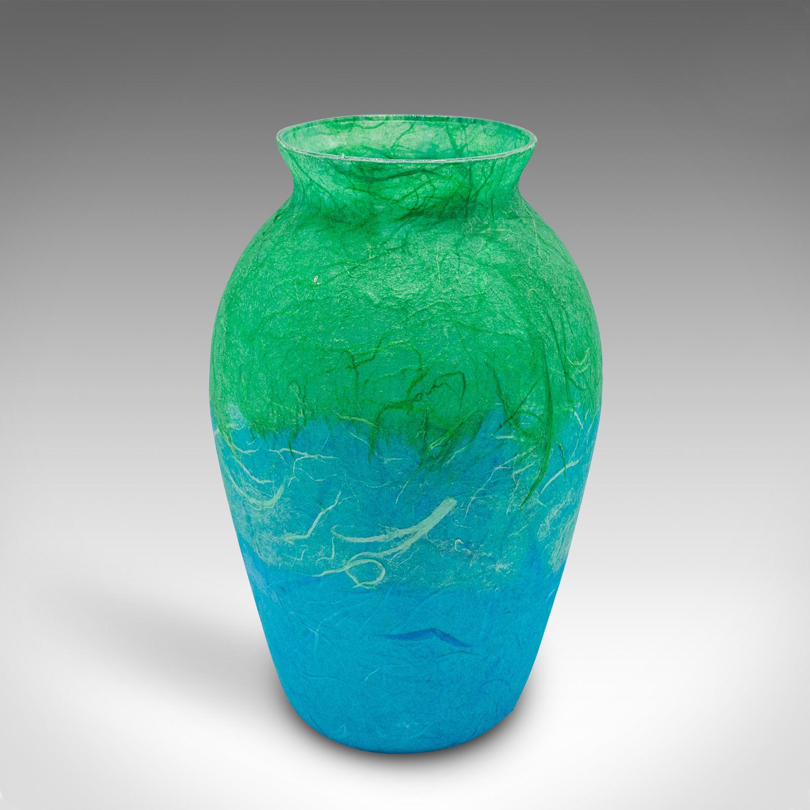 Vetro artistico Duo di vasi da fiori contemporanei, inglese, vetro artistico, seta di paglia, set di urne a balaustro in vendita