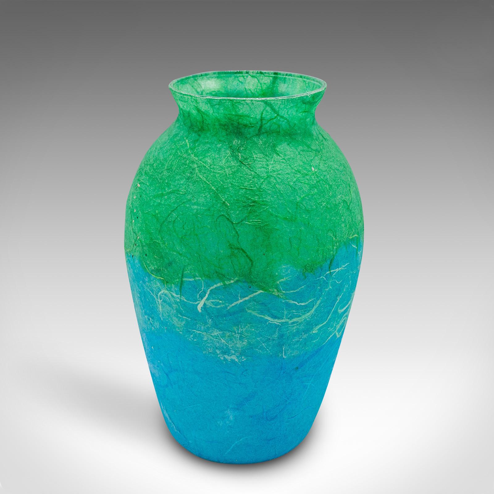Duo di vasi da fiori contemporanei, inglese, vetro artistico, seta di paglia, set di urne a balaustro in vendita 1