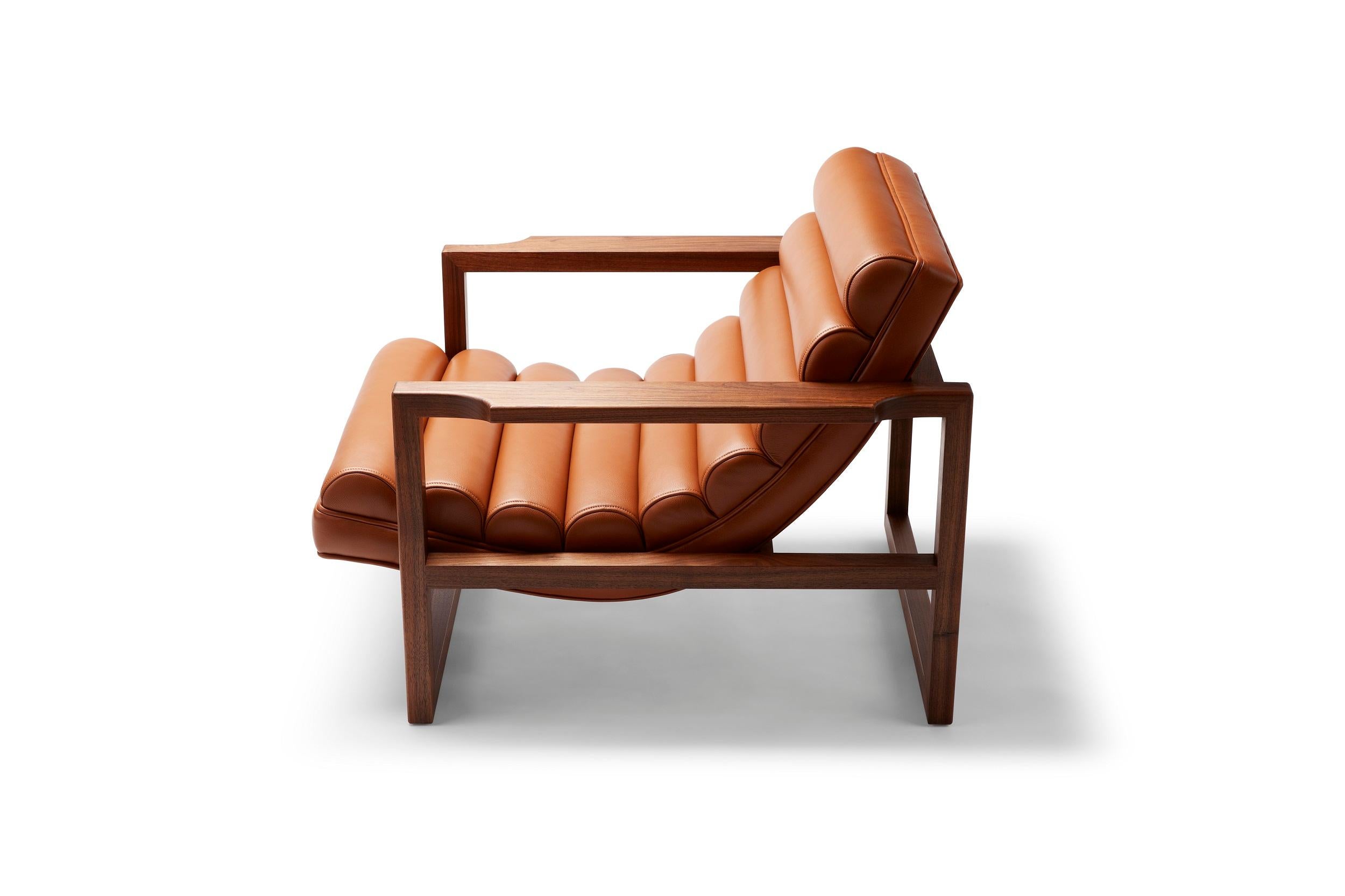 Zeitgenössischer Florence Easy Chair mit geriffeltem Gestell aus hellbraunem Leder und geöltem Nussbaumholzrahmen (Moderne) im Angebot