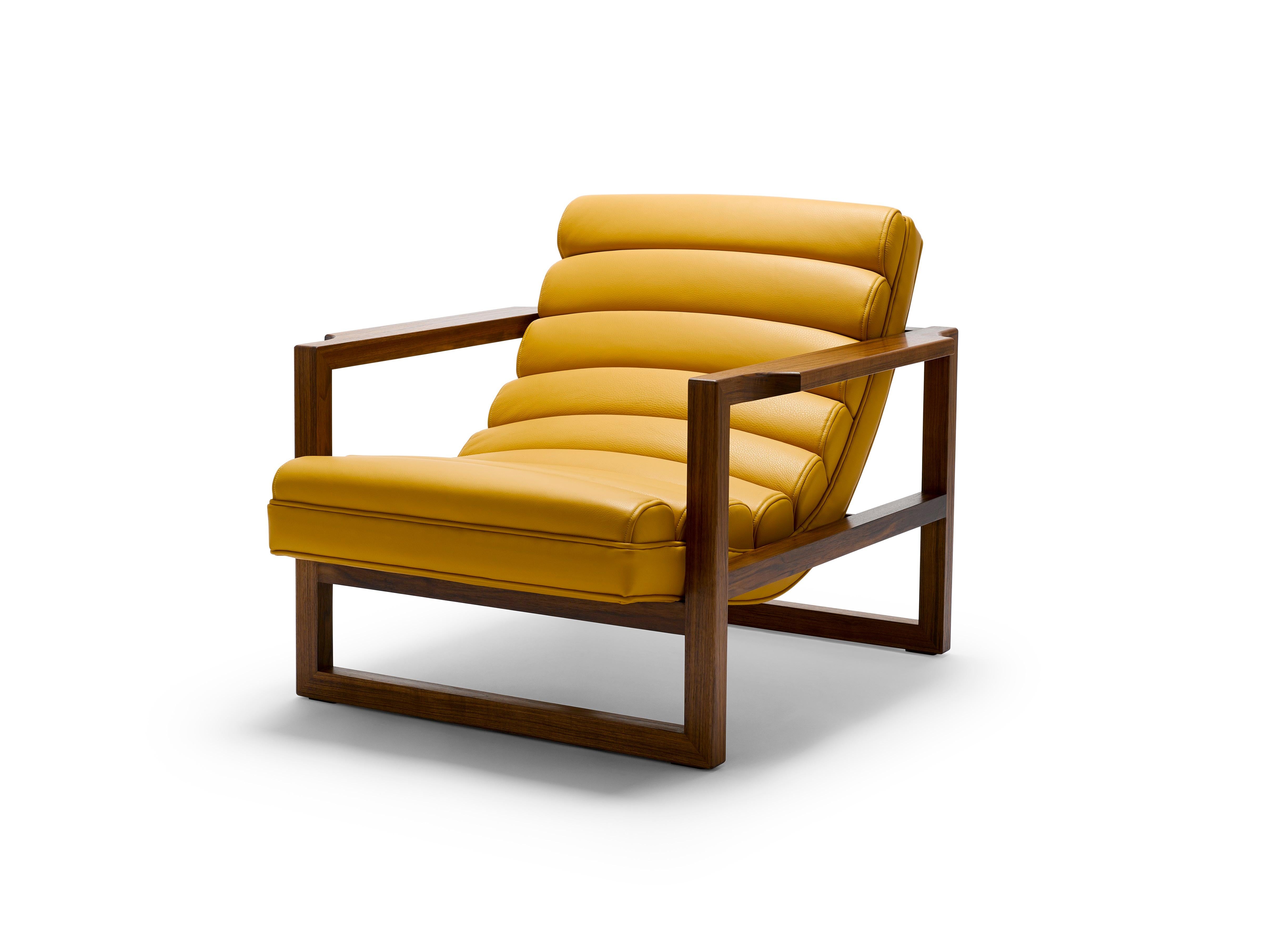Moderne Fauteuil Florence cannelé contemporain en cuir jaune et cadre en noyer huilé en vente