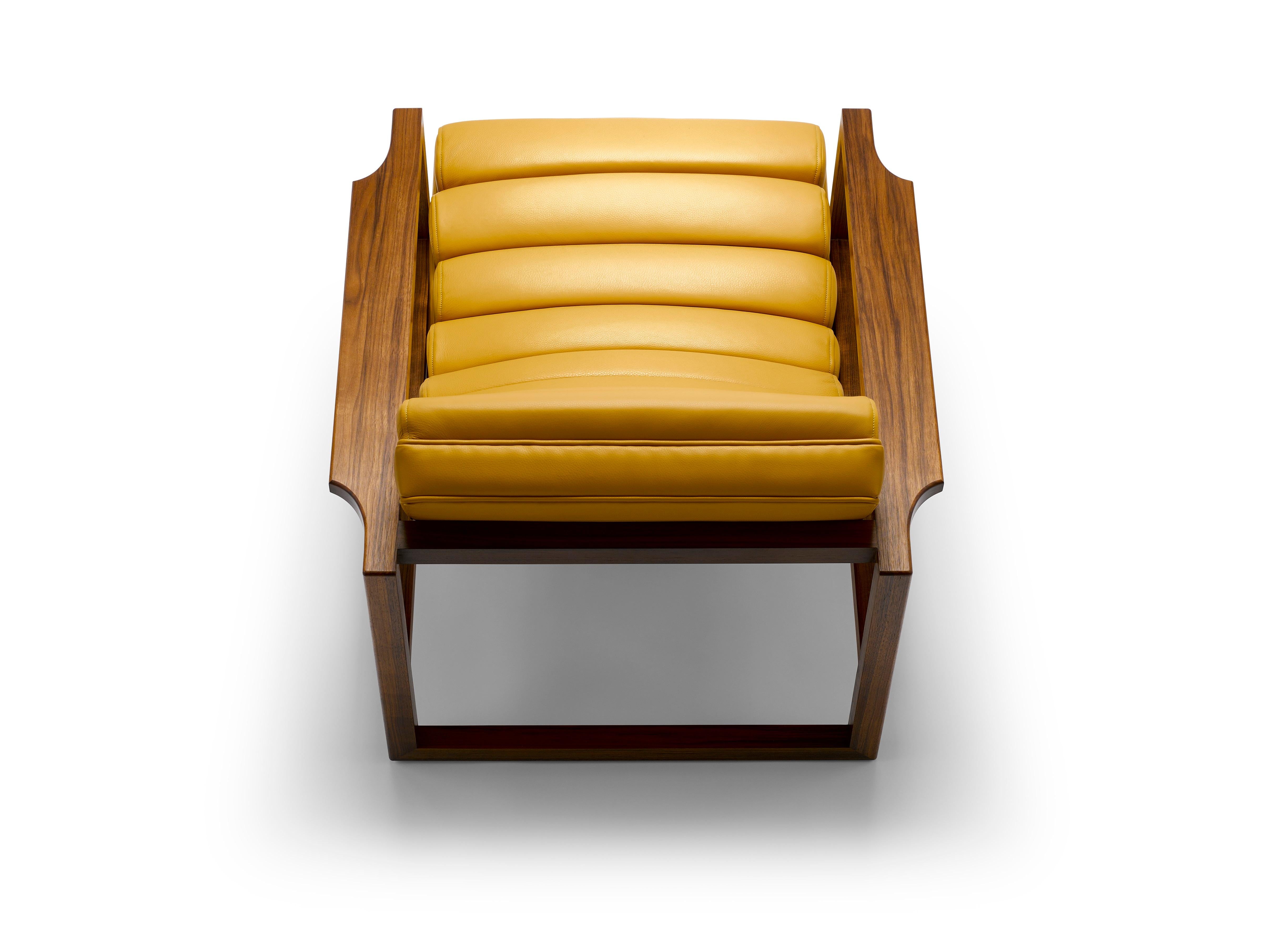 Anglais Fauteuil Florence cannelé contemporain en cuir jaune et cadre en noyer huilé en vente