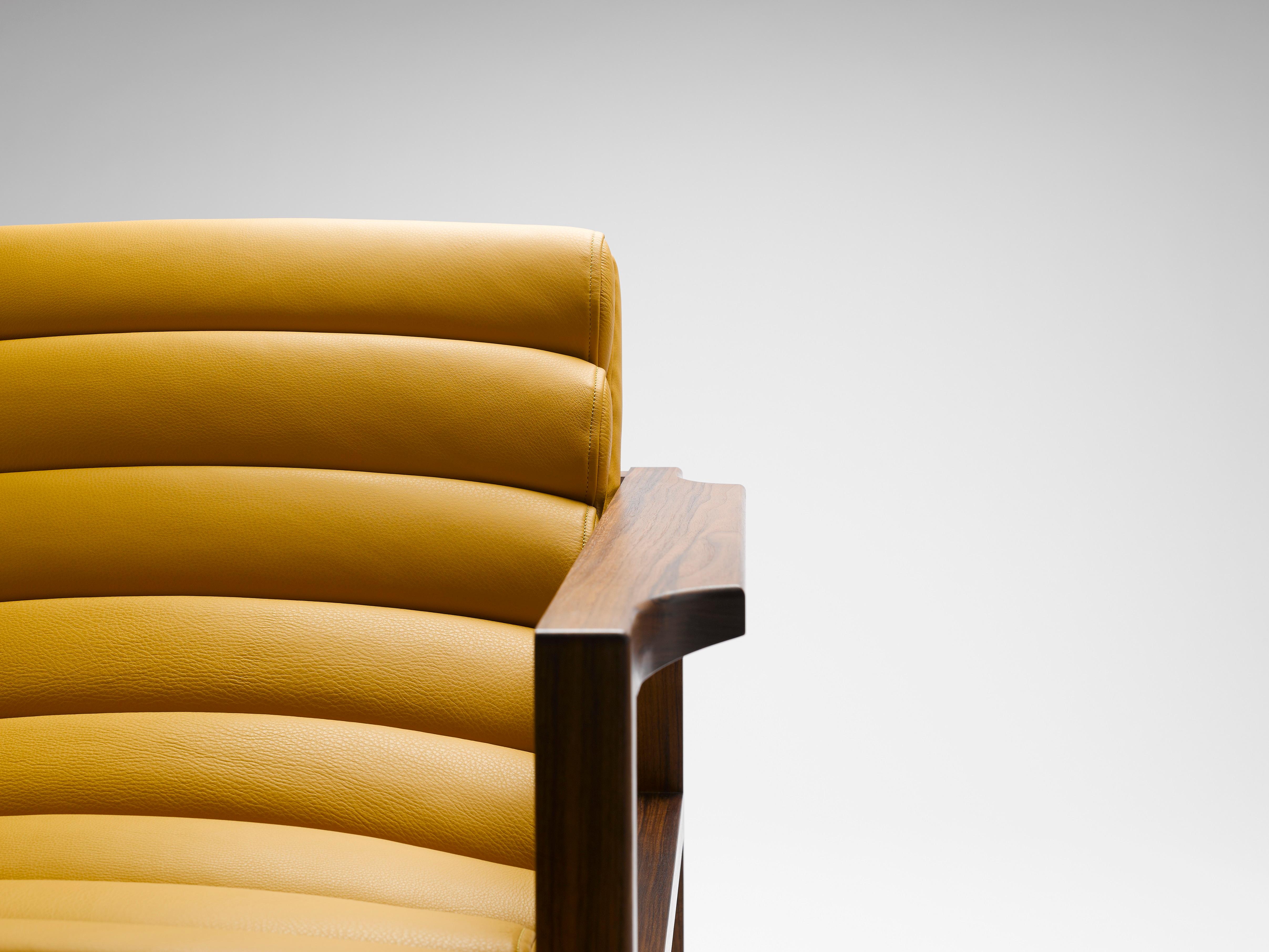 Ébénisé Fauteuil Florence cannelé contemporain en cuir jaune et cadre en noyer huilé en vente