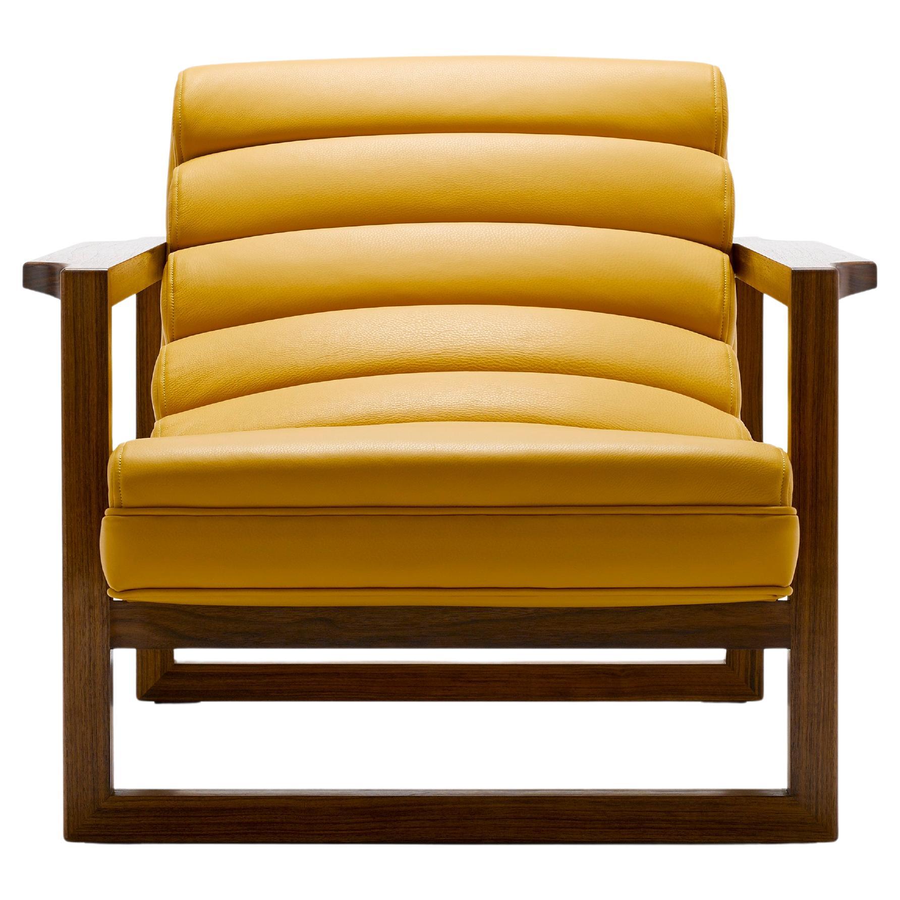 Sillón Florence Contemporáneo Acanalado de Piel Amarilla y Estructura de Nogal Engrasado