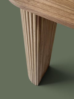 Consolle contemporanea in rovere scanalato, piano a forma di pillola, gambe a colonna