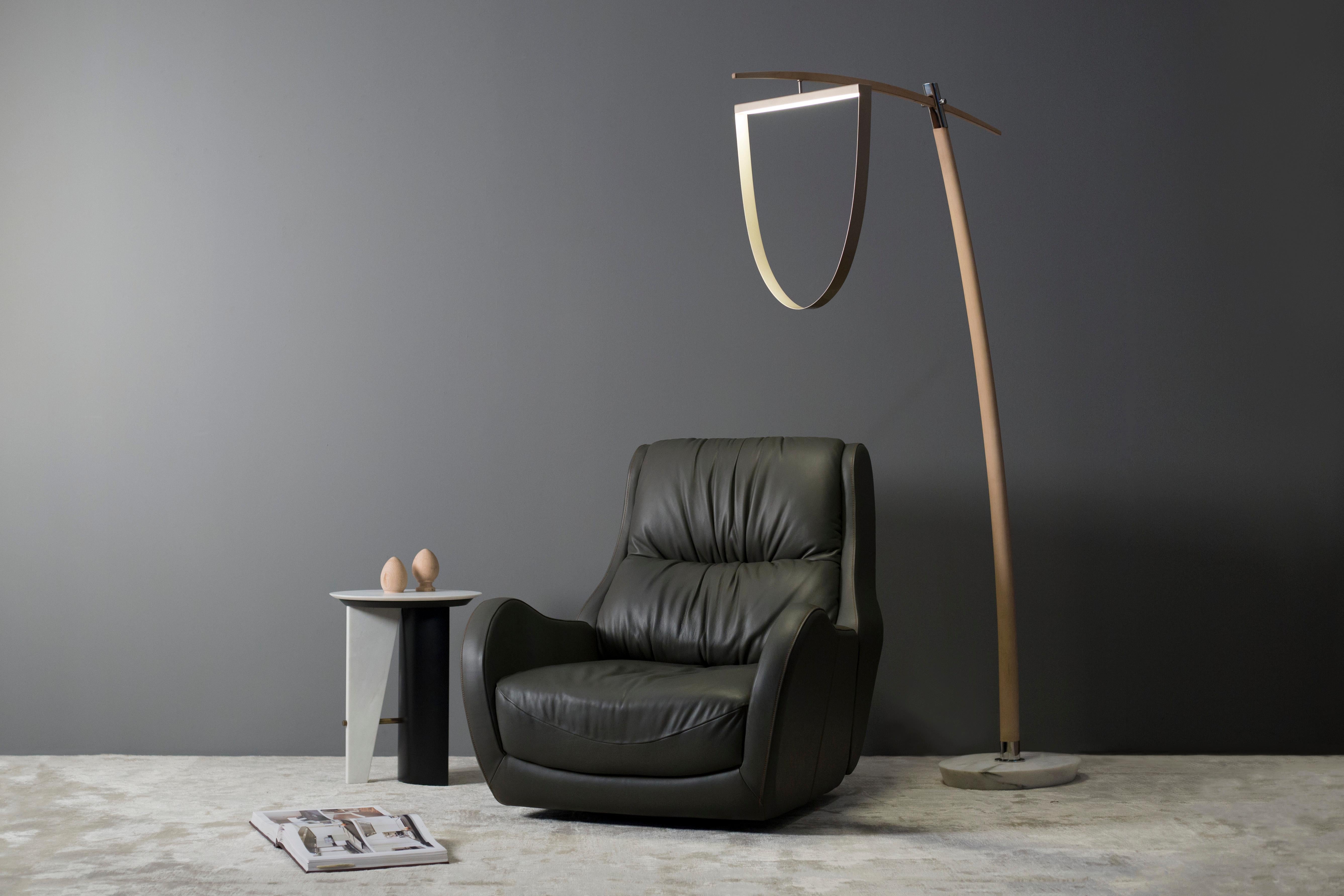 Tavolino contemporaneo Foice, collezione contemporanea, realizzato a mano in Portogallo - Europa da Greenapple.

Il tavolino in marmo Foice fonde l'essenza del Neolitico con il design moderno. La sua forma scultorea e i materiali nobili riflettono