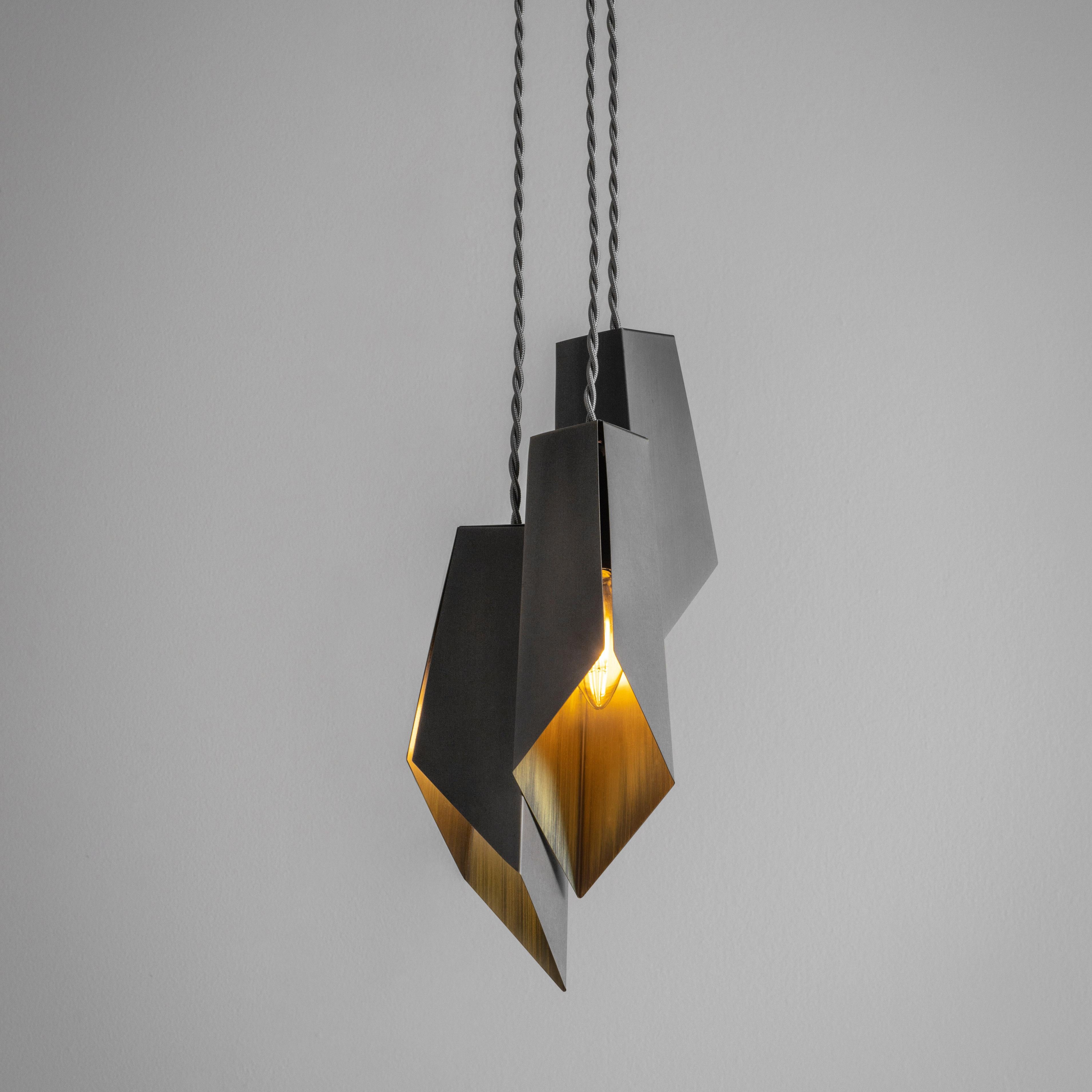 Moderno Ciondolo contemporaneo in ottone piegato in bronzo di Tigermoth Lighting in vendita