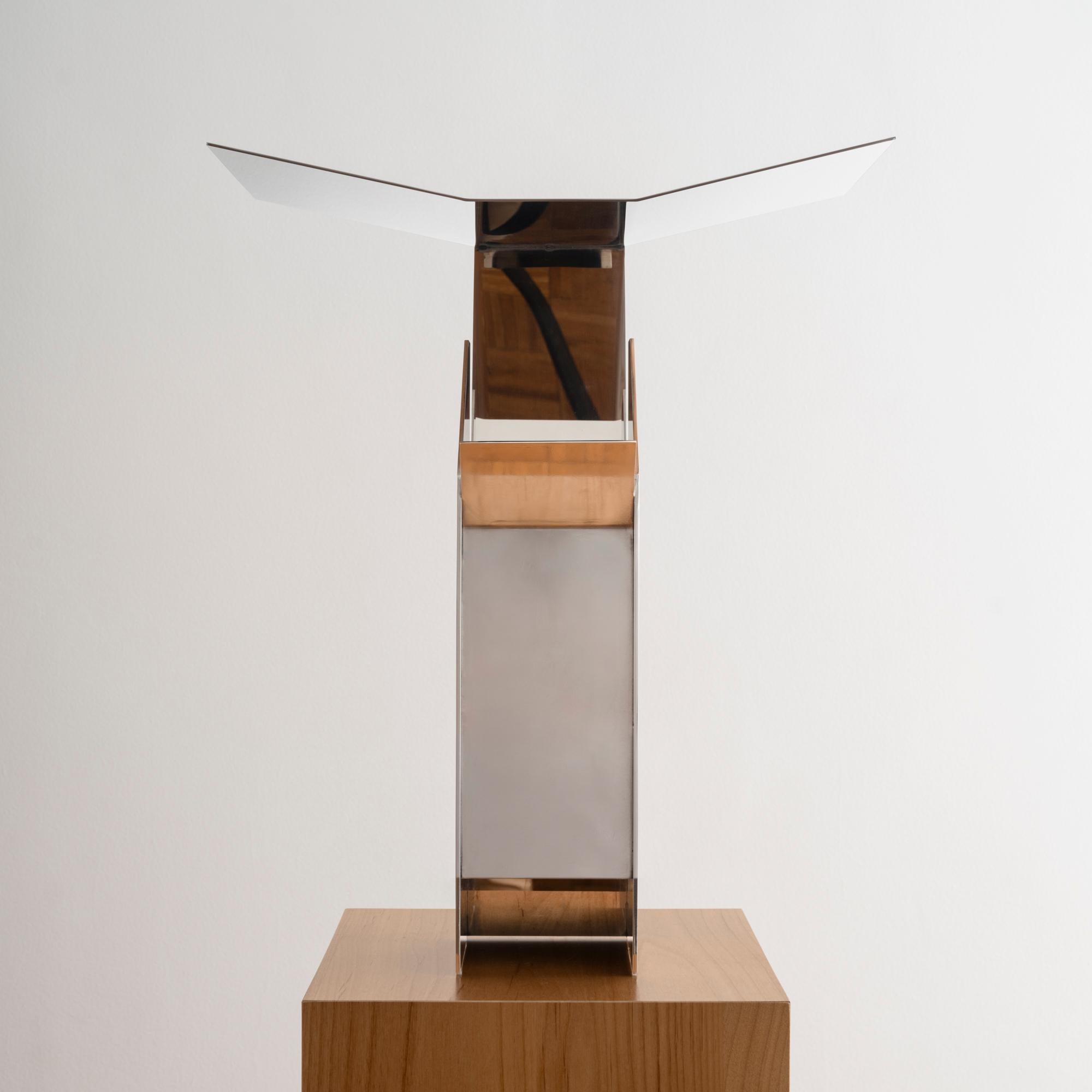Ère de la machine Lampe de table contemporaine en acier Foldes par EJR Barnes 
