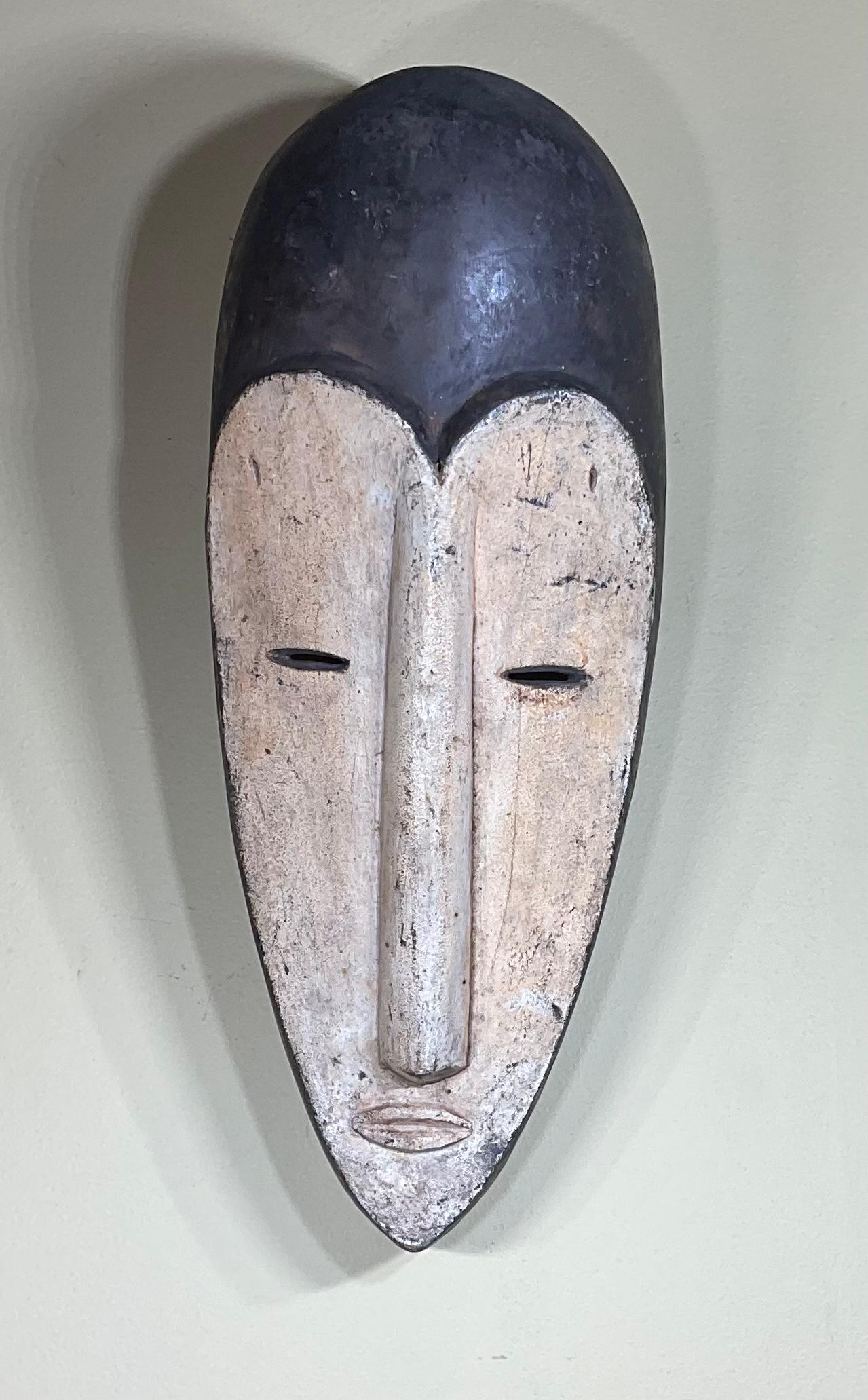 Außergewöhnliche, handgeschnitzte und handbemalte Holzmaske aus einem Stück Holz, die zu dekorativen Zwecken angefertigt wurde. Ein sehr faszinierendes und geheimnisvolles Gesicht.
Die Maske ist auf einem speziell angefertigten Sockel aus Lucite