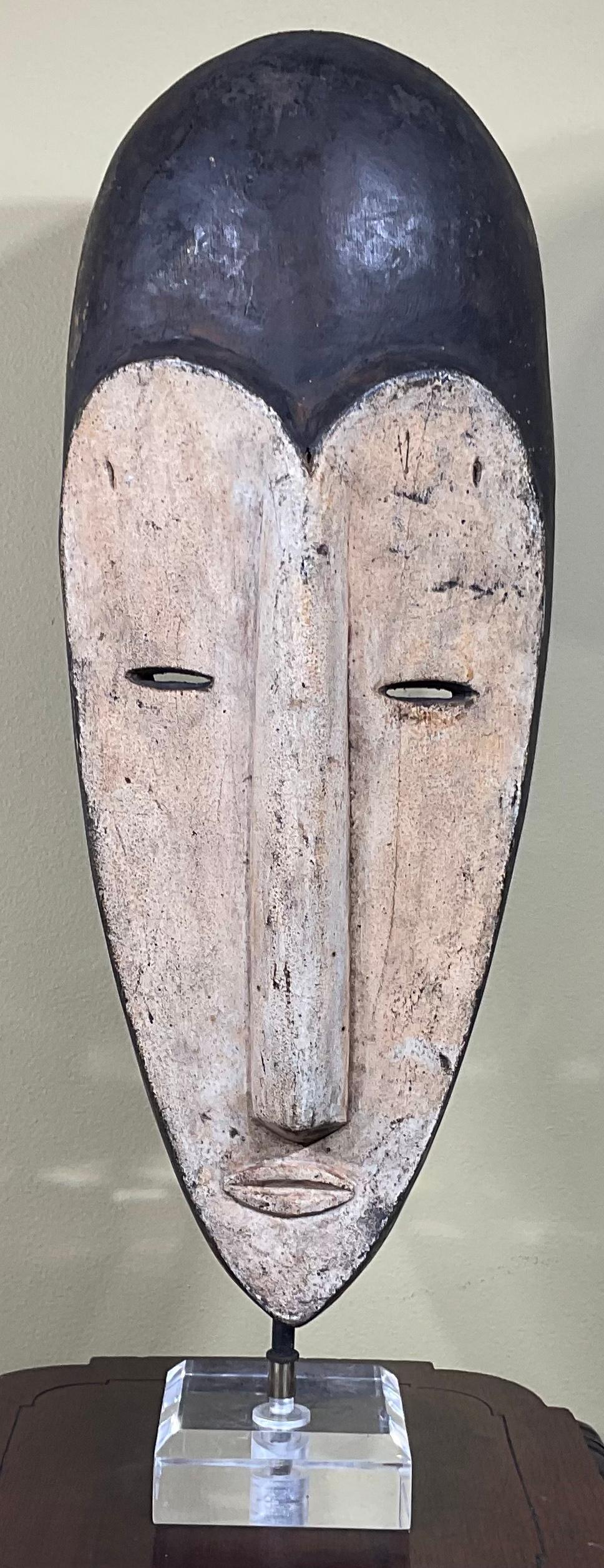 Zeitgenössische Holzmaske im Volkskunststil (Handgeschnitzt) im Angebot