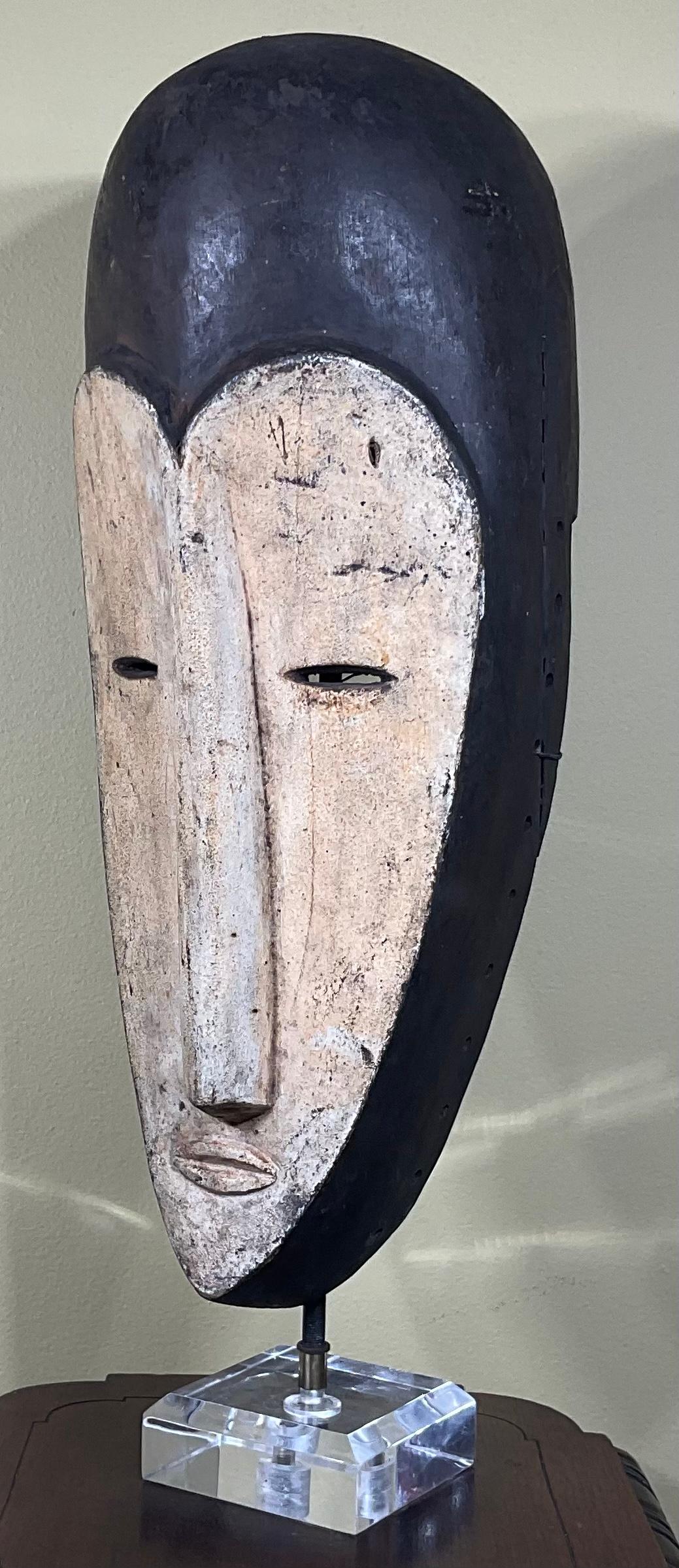 Zeitgenössische Holzmaske im Volkskunststil im Angebot 3