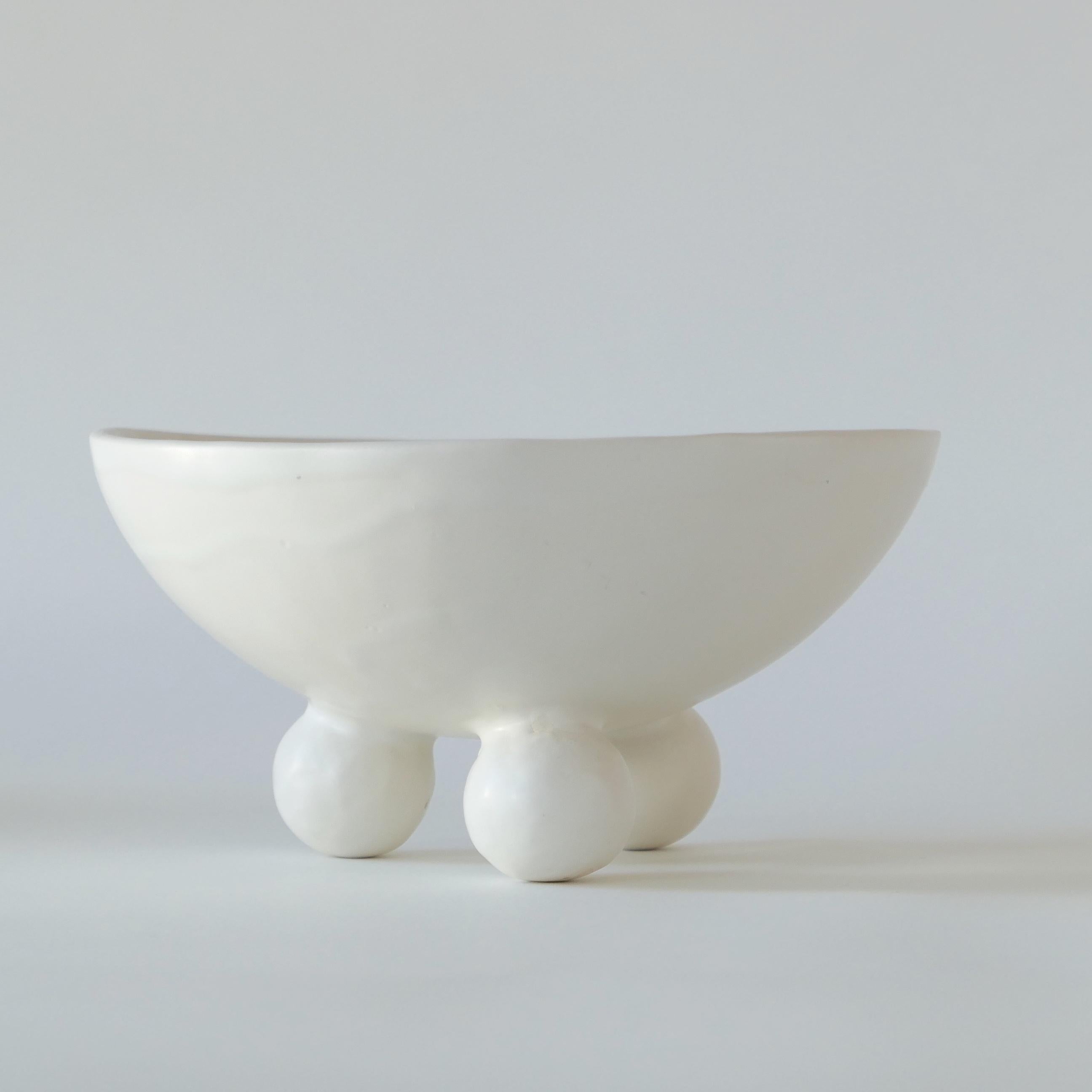 Zeitgenössische Schale aus handgefertigter Keramik mit Fuß (Moderne)