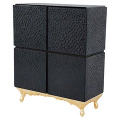 Armoire contemporaine à quatre portes avec finition noir texturé et feuille d
or