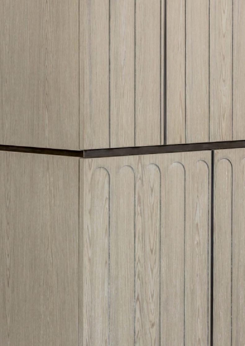 Armoire contemporaine à quatre portes en bois Oak et laiton oxydé Neuf - En vente à New York, NY