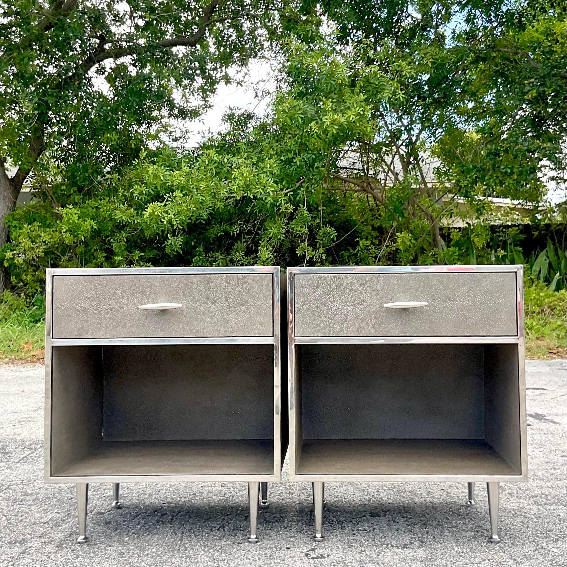 Mesillas de noche contemporáneas Four Hands de imitación de piel de raya - Pareja en Bueno Estado en west palm beach, FL