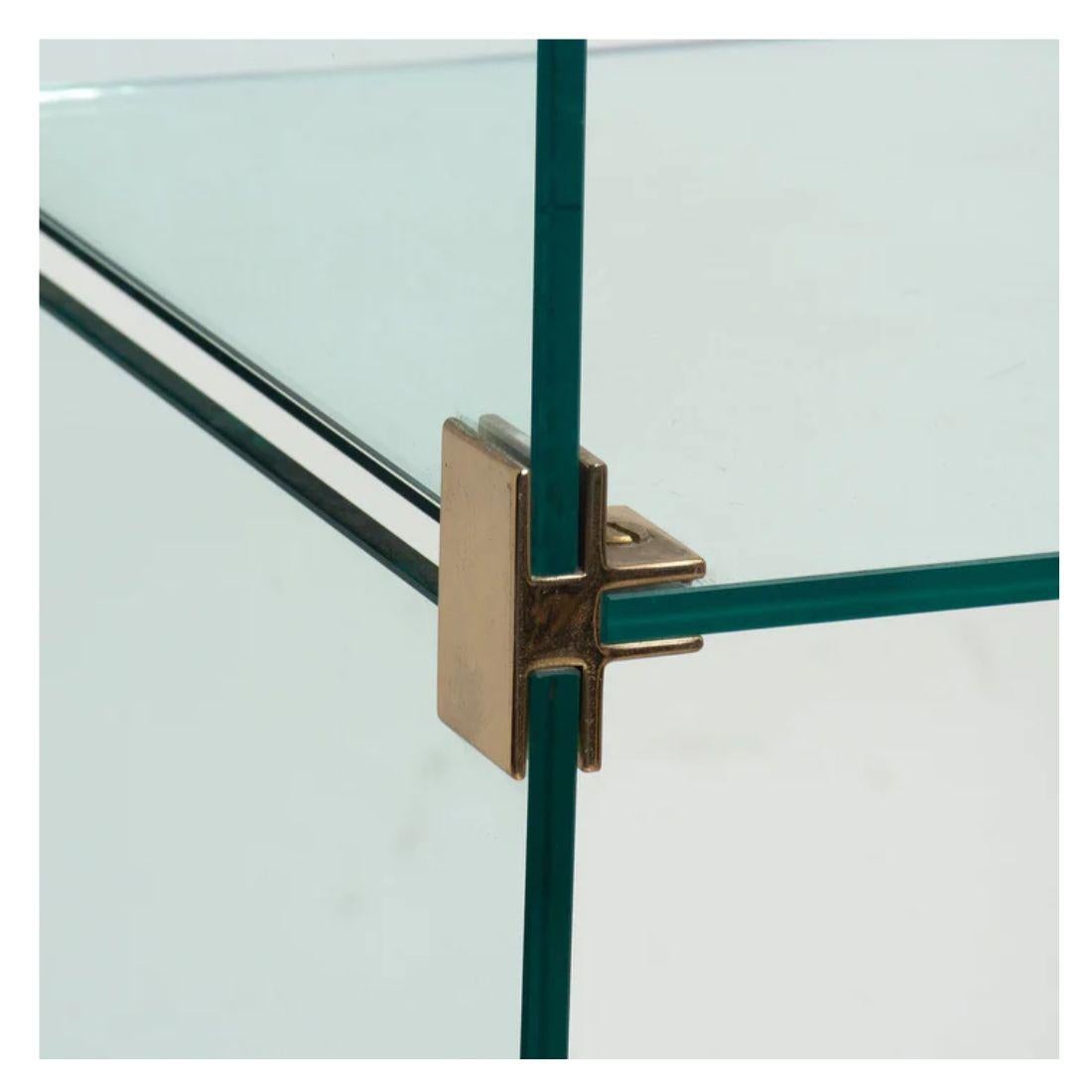 Zeitgenössische vierstöckige Etagere aus Glas mit Messingbeschlägen im Zustand „Gut“ im Angebot in Locust Valley, NY