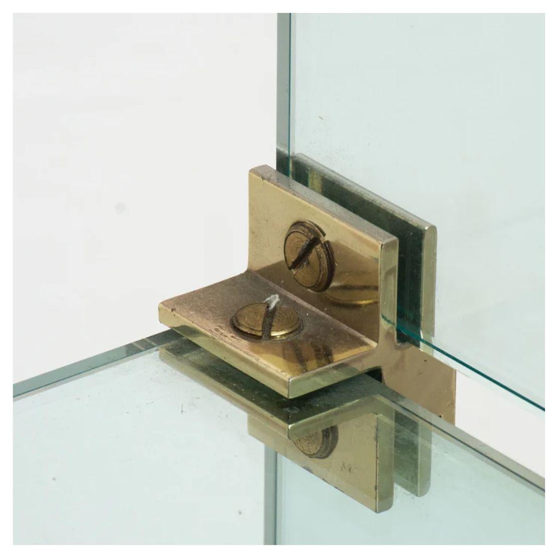 Zeitgenössische vierstöckige Etagere aus Glas mit Messingbeschlägen (20. Jahrhundert) im Angebot