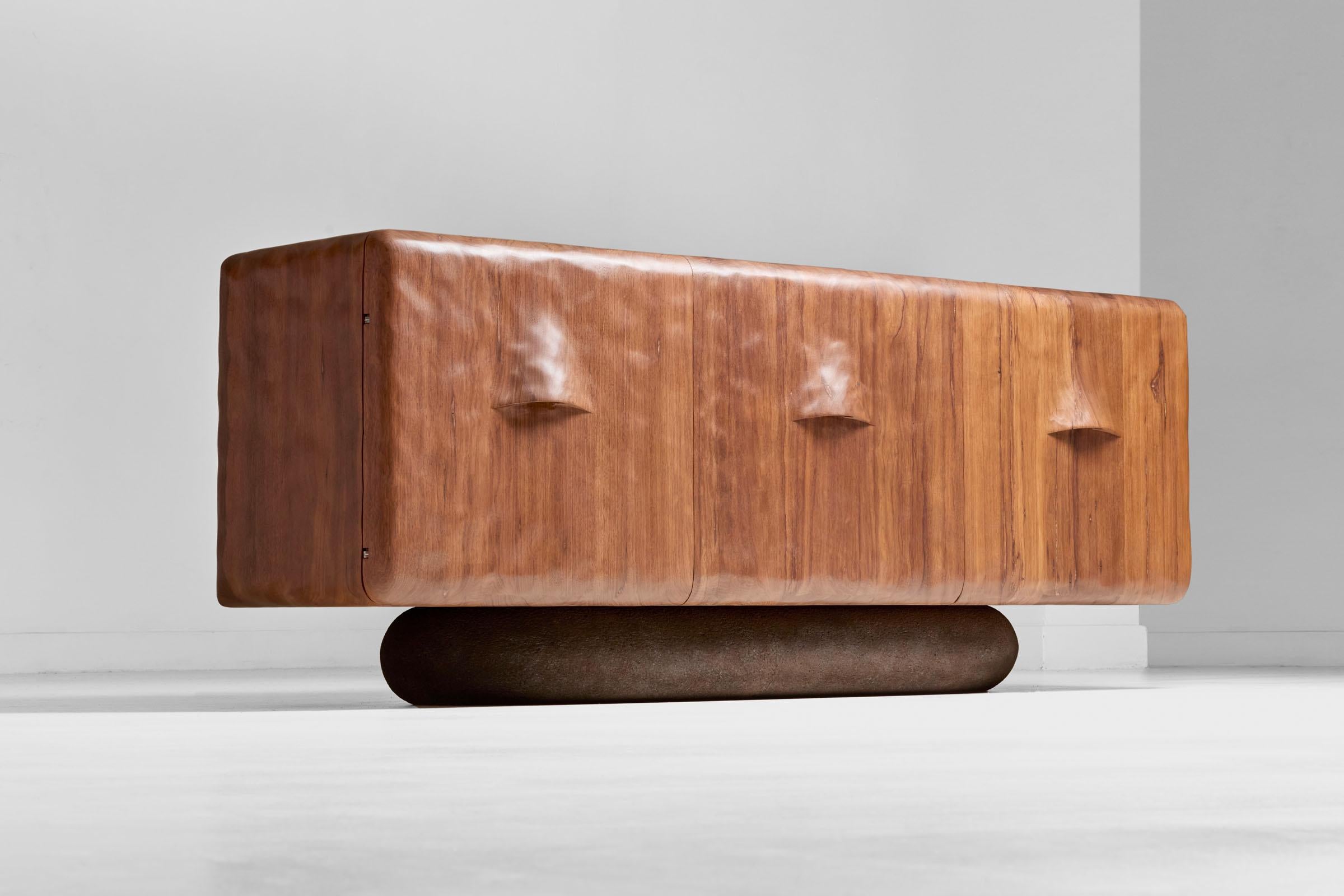 Zeitgenössischer Schrank Get a Grip aus Fracéholz von Benoit Viaene (Handgeschnitzt) im Angebot