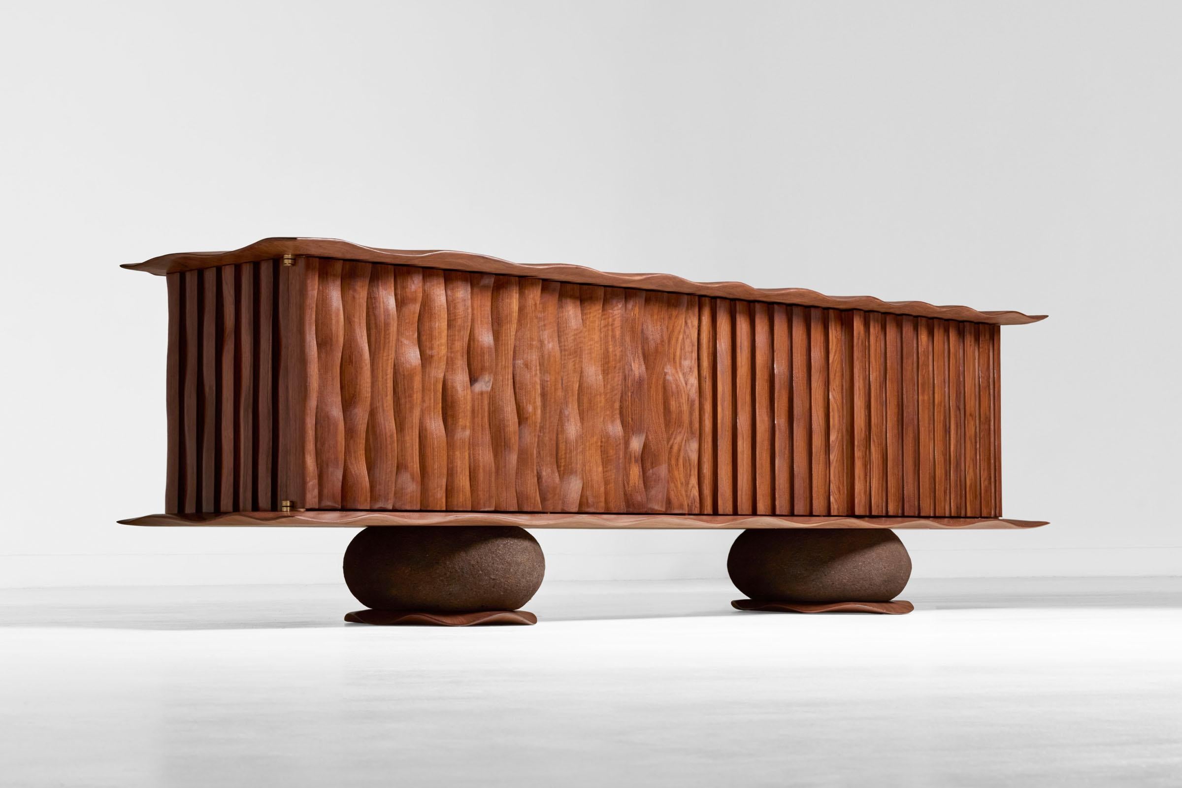 Zeitgenössischer schrank aus fracéholz In gentle touch by Benoit Viaene im Angebot 4