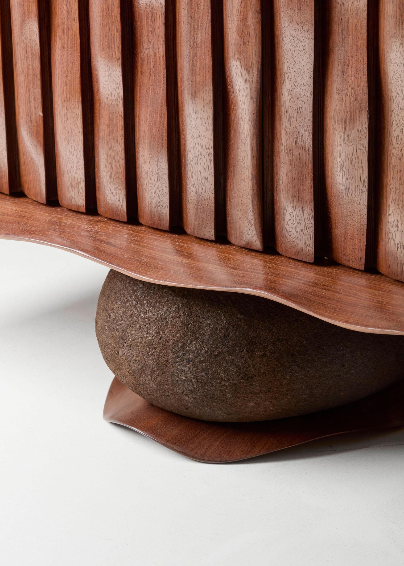 Zeitgenössischer schrank aus fracéholz In gentle touch by Benoit Viaene (Hartholz) im Angebot