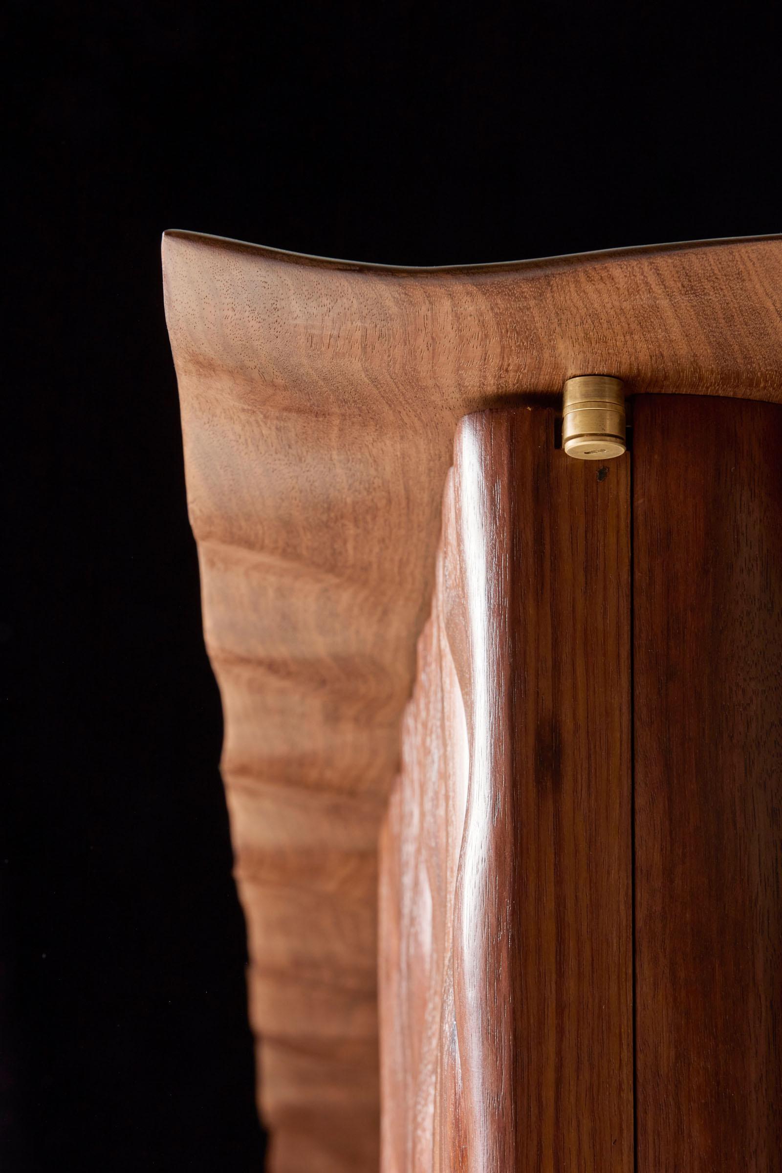 Zeitgenössischer schrank aus fracéholz In gentle touch by Benoit Viaene im Angebot 1