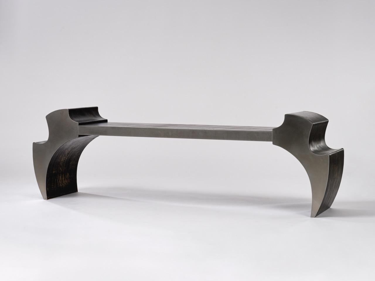 Jumandie Seys est une artiste et architecte d'intérieur belge dont le travail se situe à la frontière entre l'art et le design. Dans sa quête de l'expression pure de la forme et de la matière, il crée des objets d'une pureté sculpturale, juxtaposant