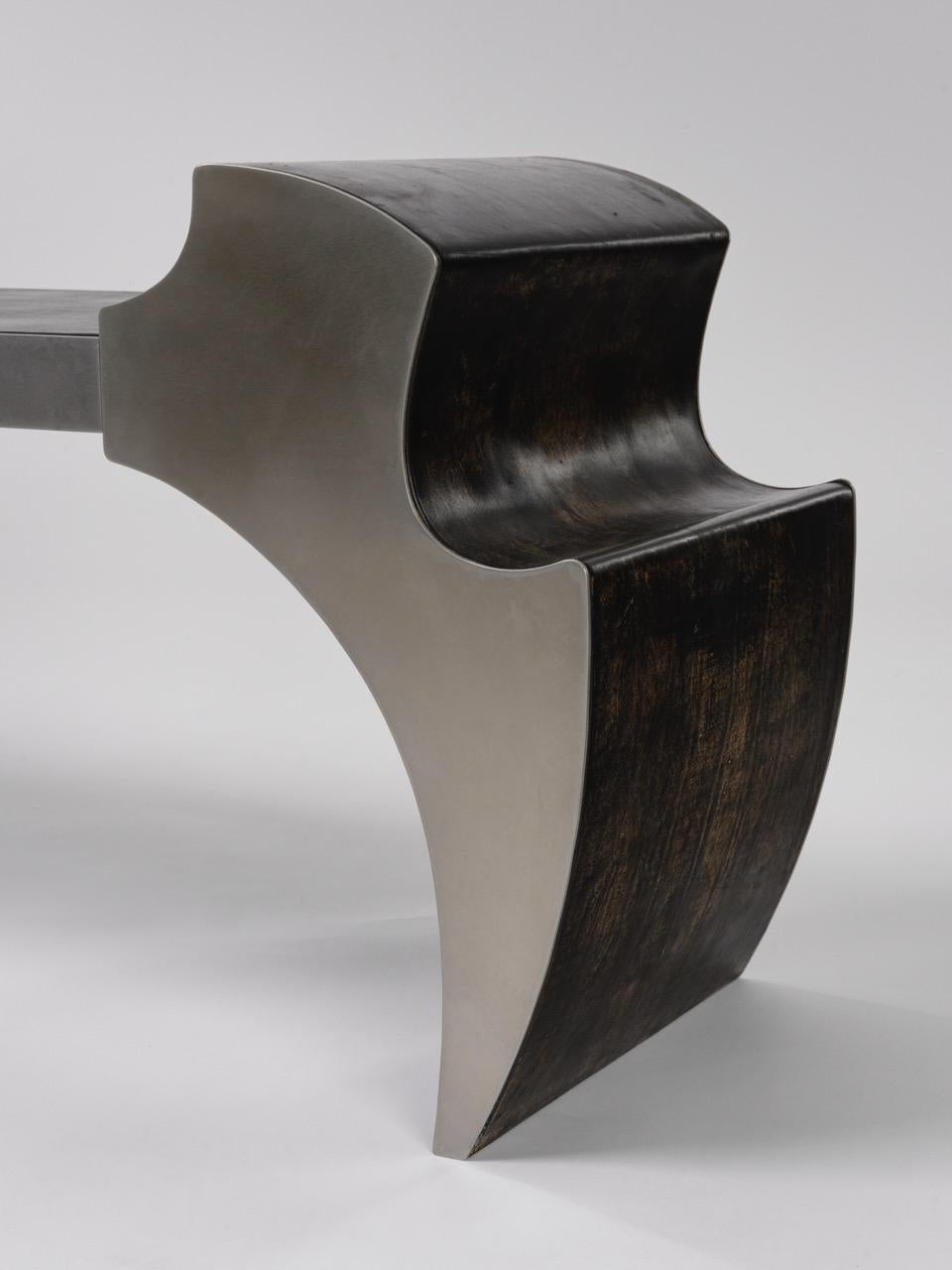 Belge Banc Contemporary Fragment II avec cuir patiné noir osseux en vente