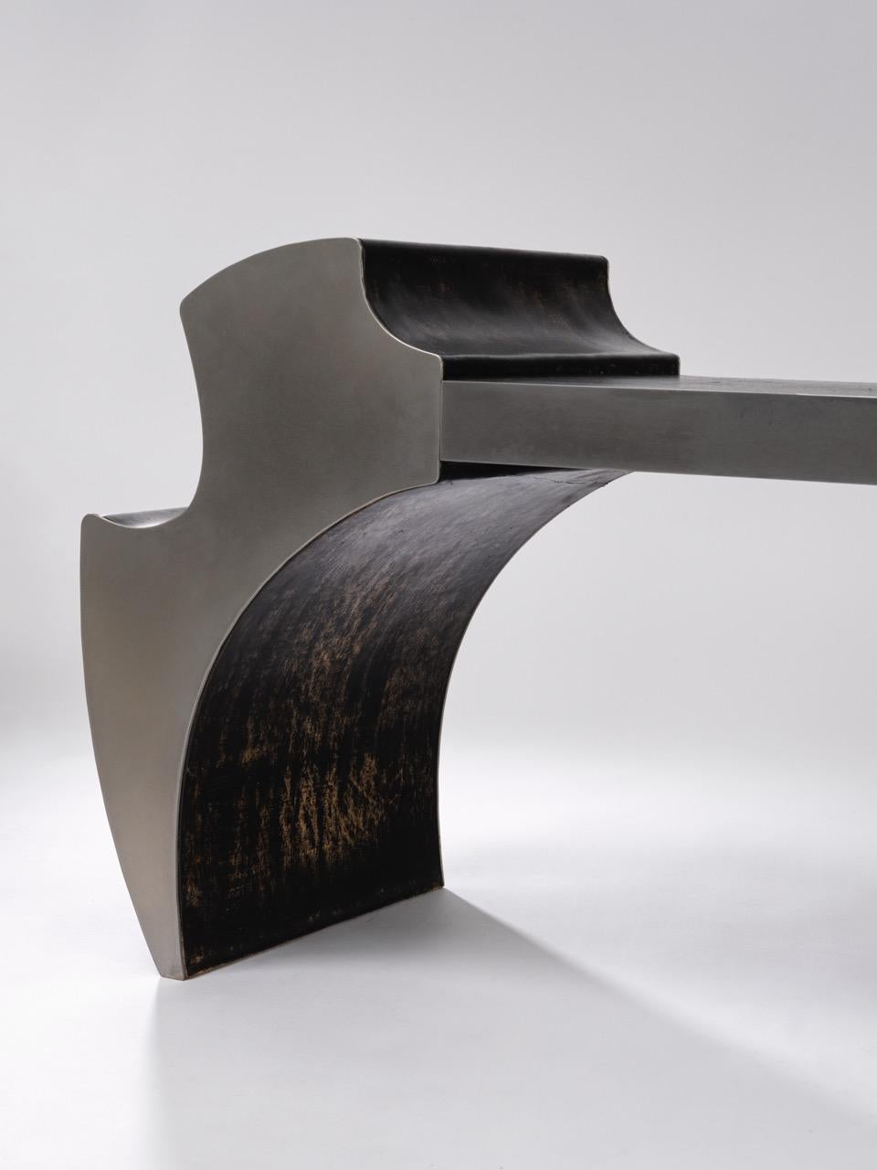 Fait main Banc Contemporary Fragment II avec cuir patiné noir osseux en vente