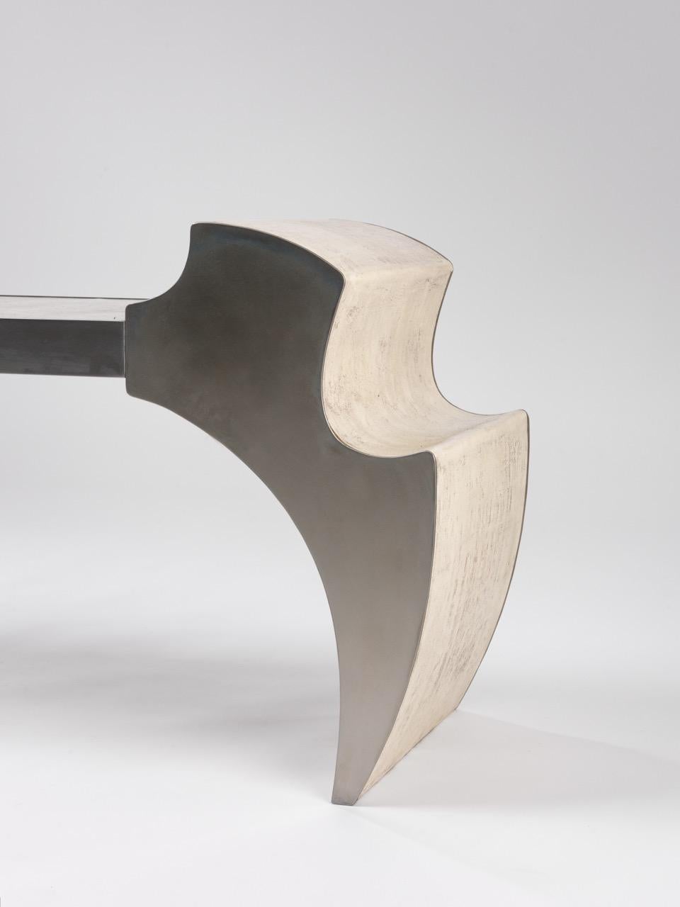 Contemporary Fragment Bench II mit weiß patiniertem Leder Bone im Zustand „Neu“ im Angebot in 1204, CH