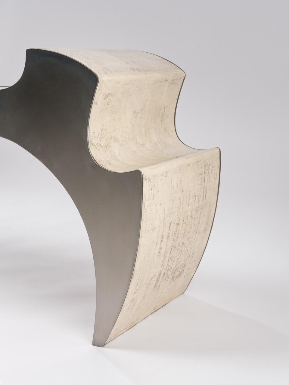 Contemporary Fragment Bench II mit weiß patiniertem Leder Bone (21. Jahrhundert und zeitgenössisch) im Angebot