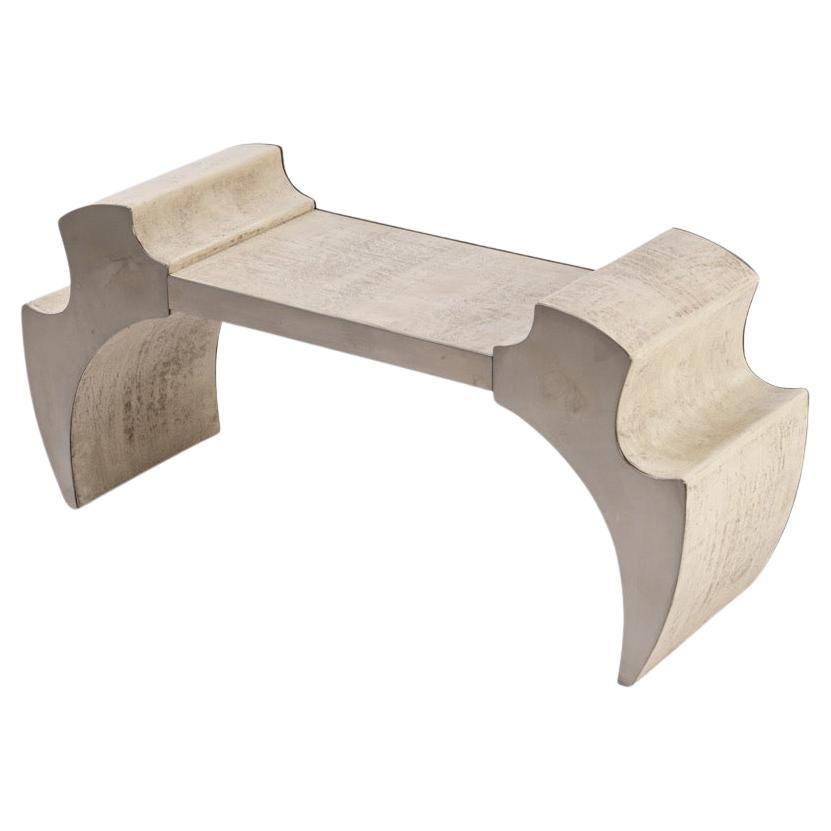 Contemporary Fragment Bench II mit weiß patiniertem Leder Bone im Angebot