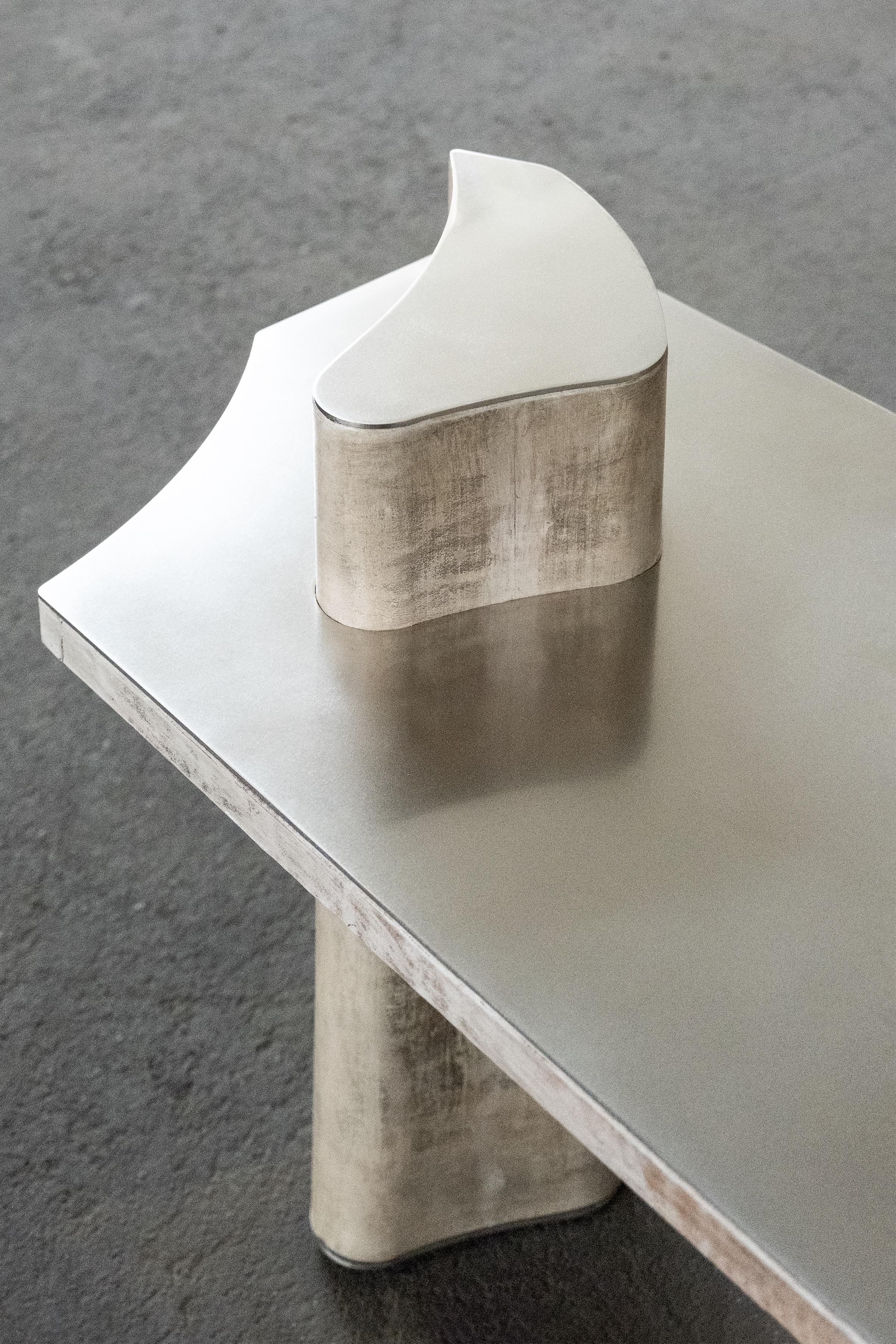 Jumandie Seys est une artiste et architecte d'intérieur belge dont le travail se situe à la frontière entre l'art et le design. Dans sa quête de l'expression pure de la forme et de la matière, il crée des objets d'une pureté sculpturale, juxtaposant