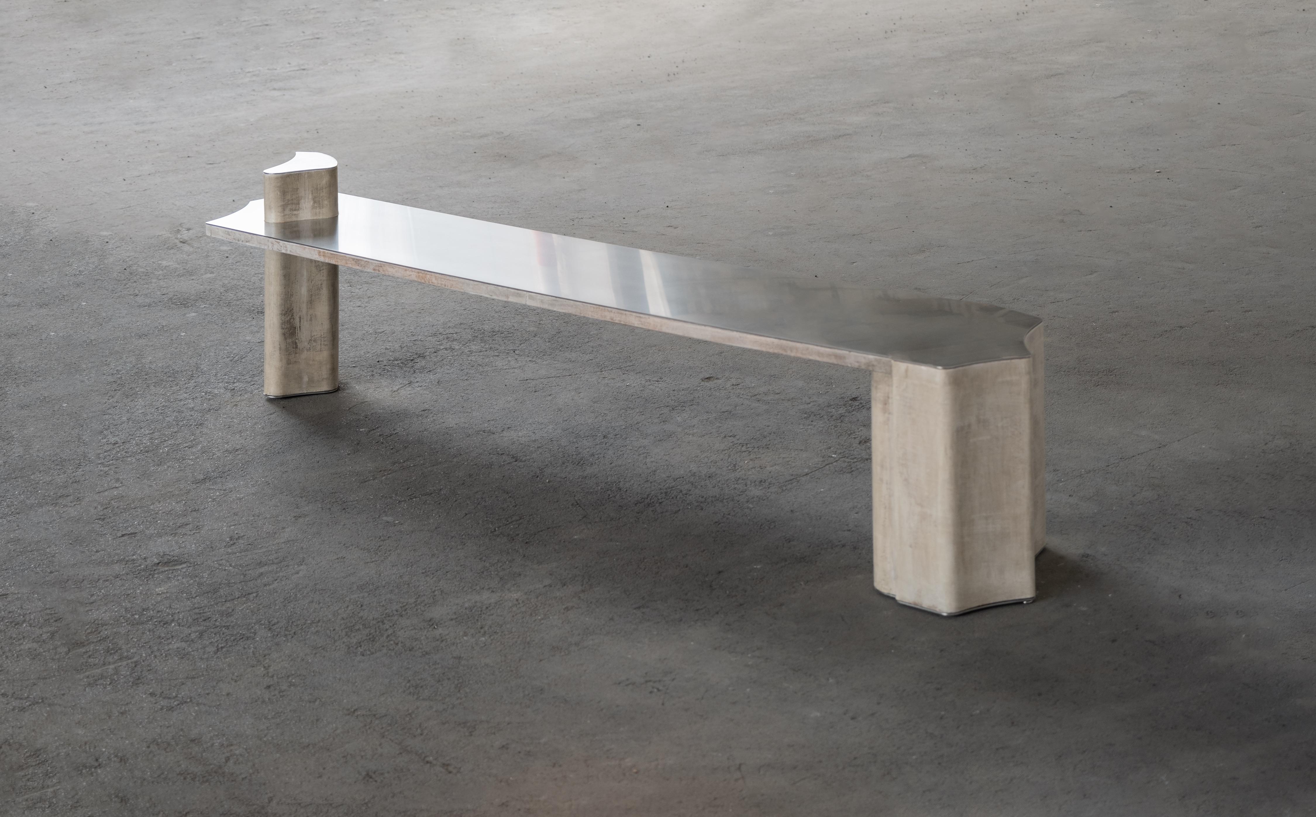 Belge Banc contemporain Fragment en cuir patiné par Jumandie Seys en vente