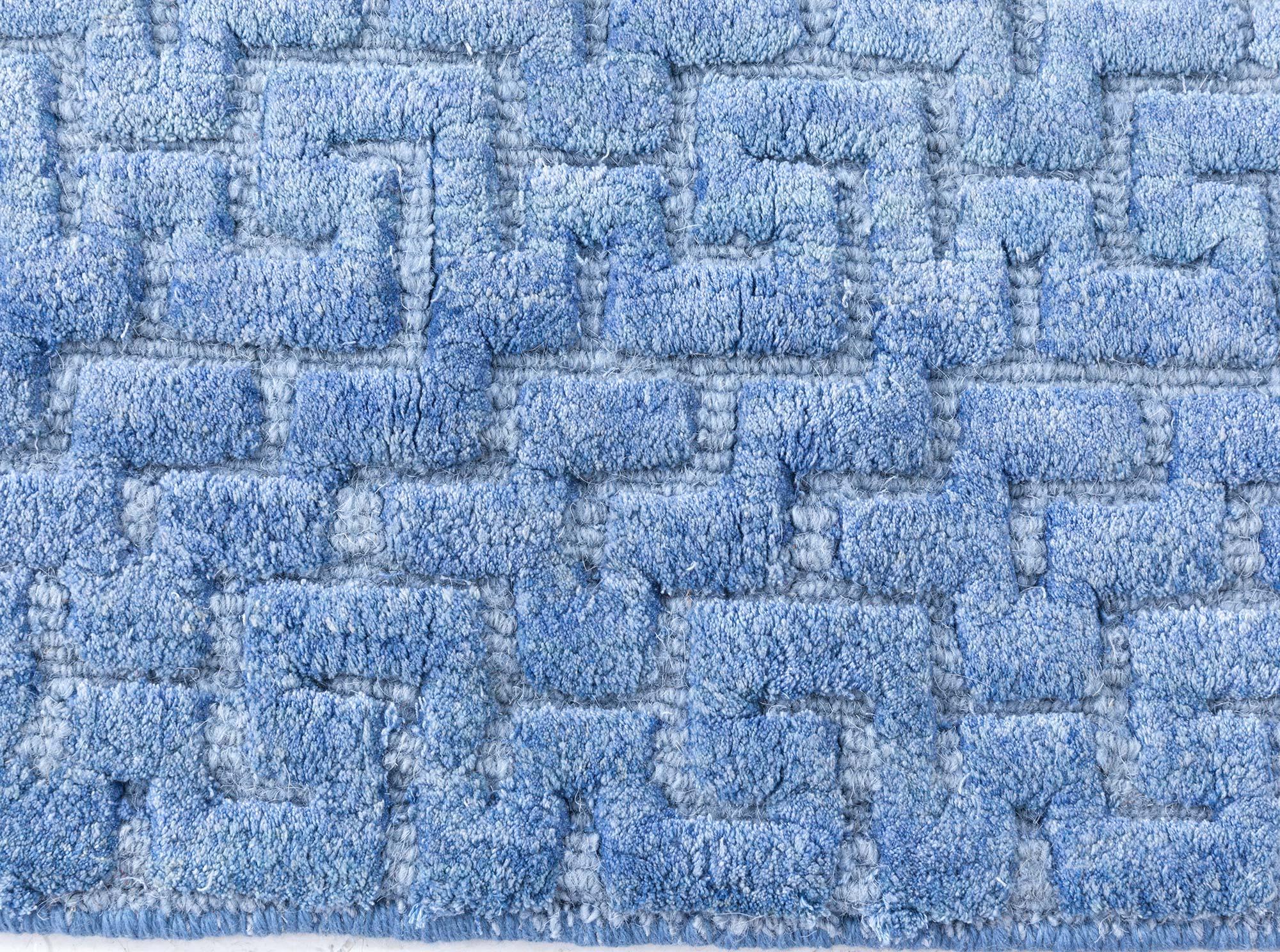 Noué à la main Tapis de soie bleu contemporain Fragment par Doris Leslie Blau en vente
