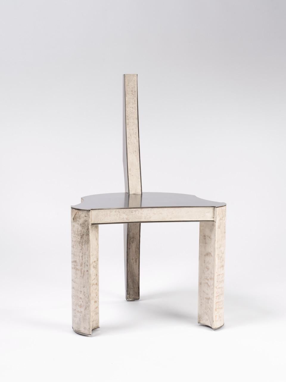 Belga Sedia Fragment II contemporanea con pelle patinata di osso bianco di Jumandie Seys in vendita