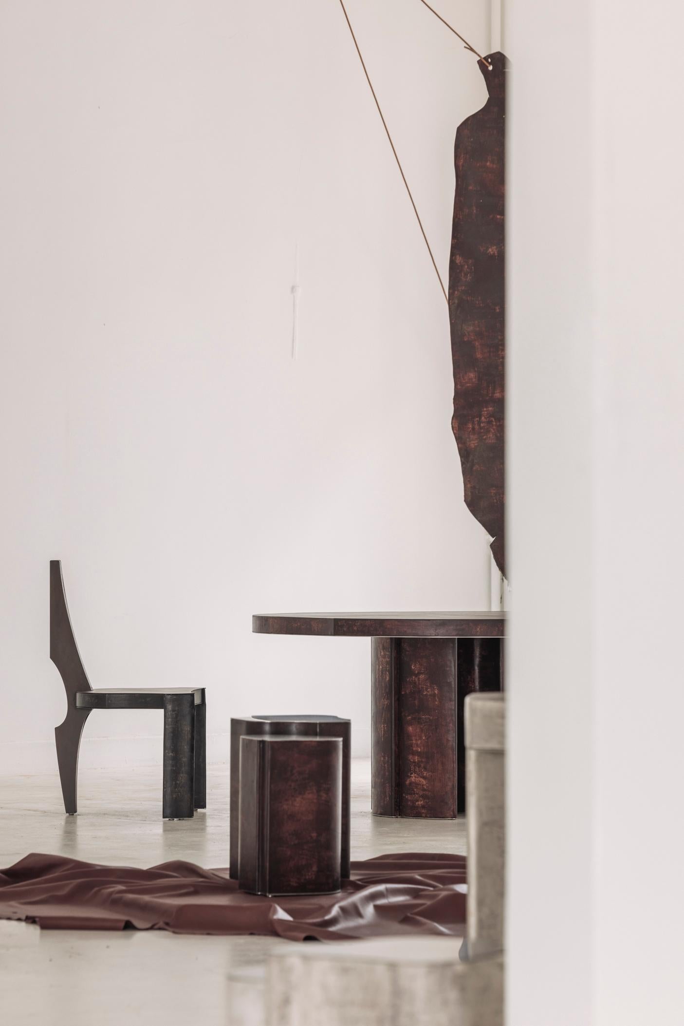Jumandie Seys è un'artista e interior designer belga il cui lavoro si colloca a cavallo tra arte e design. Alla ricerca della pura espressione della forma e del materiale, crea oggetti dalla purezza scultorea, spesso giustapponendo elementi grezzi e