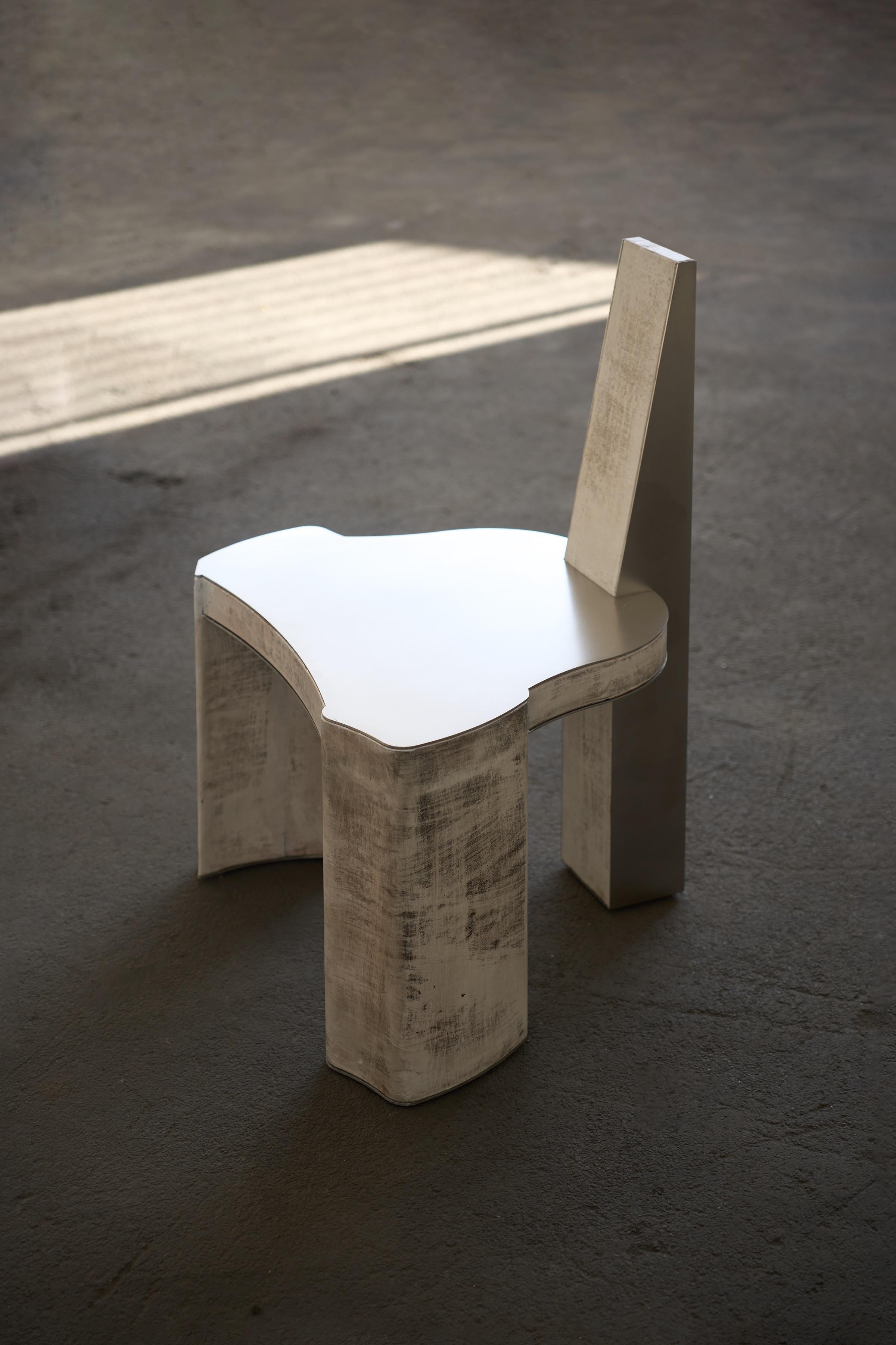 Contemporary Fragment Chair mit patiniertem Leder von Jumandie Seys (Belgisch) im Angebot