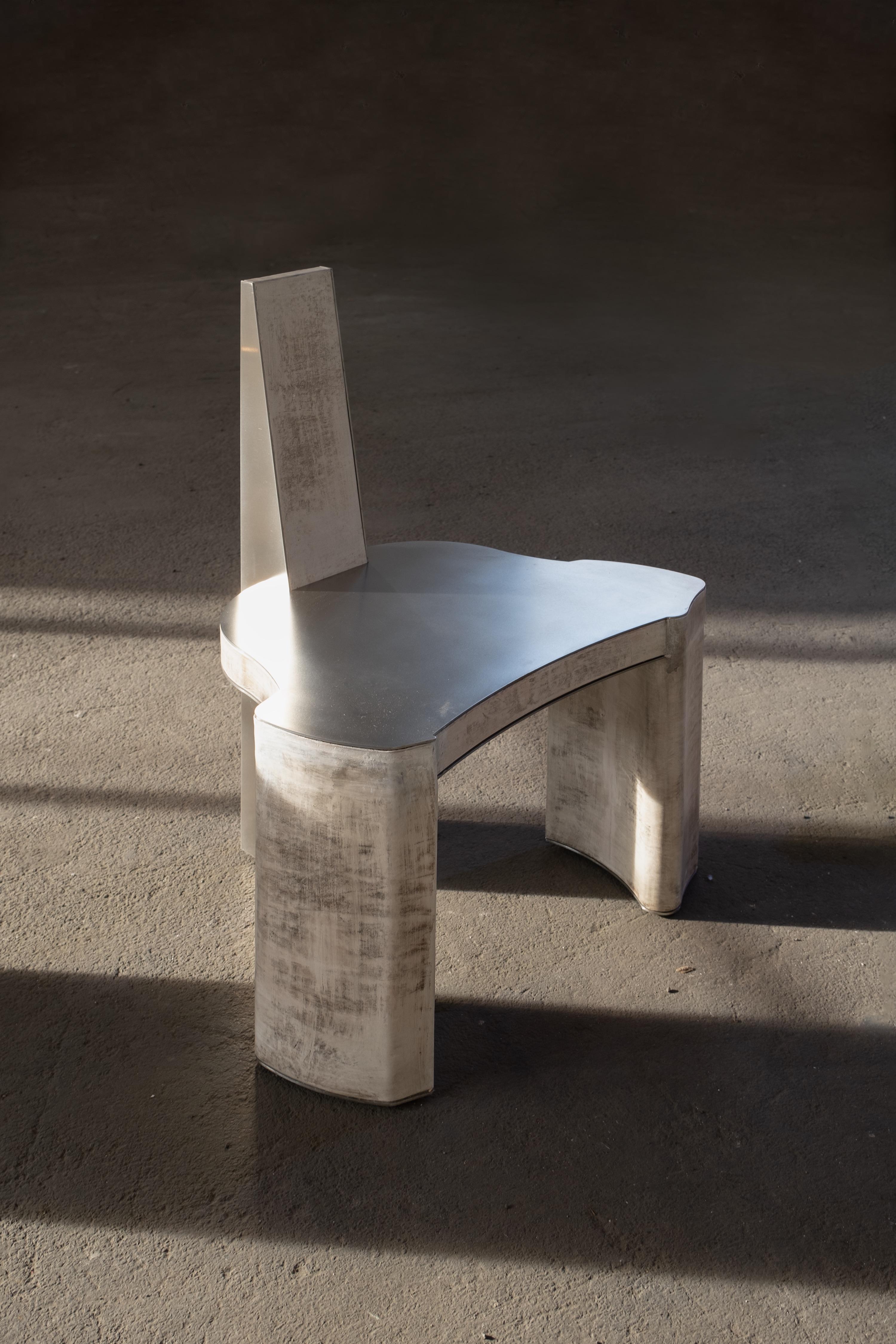 Contemporary Fragment Chair mit patiniertem Leder von Jumandie Seys (Handgefertigt) im Angebot