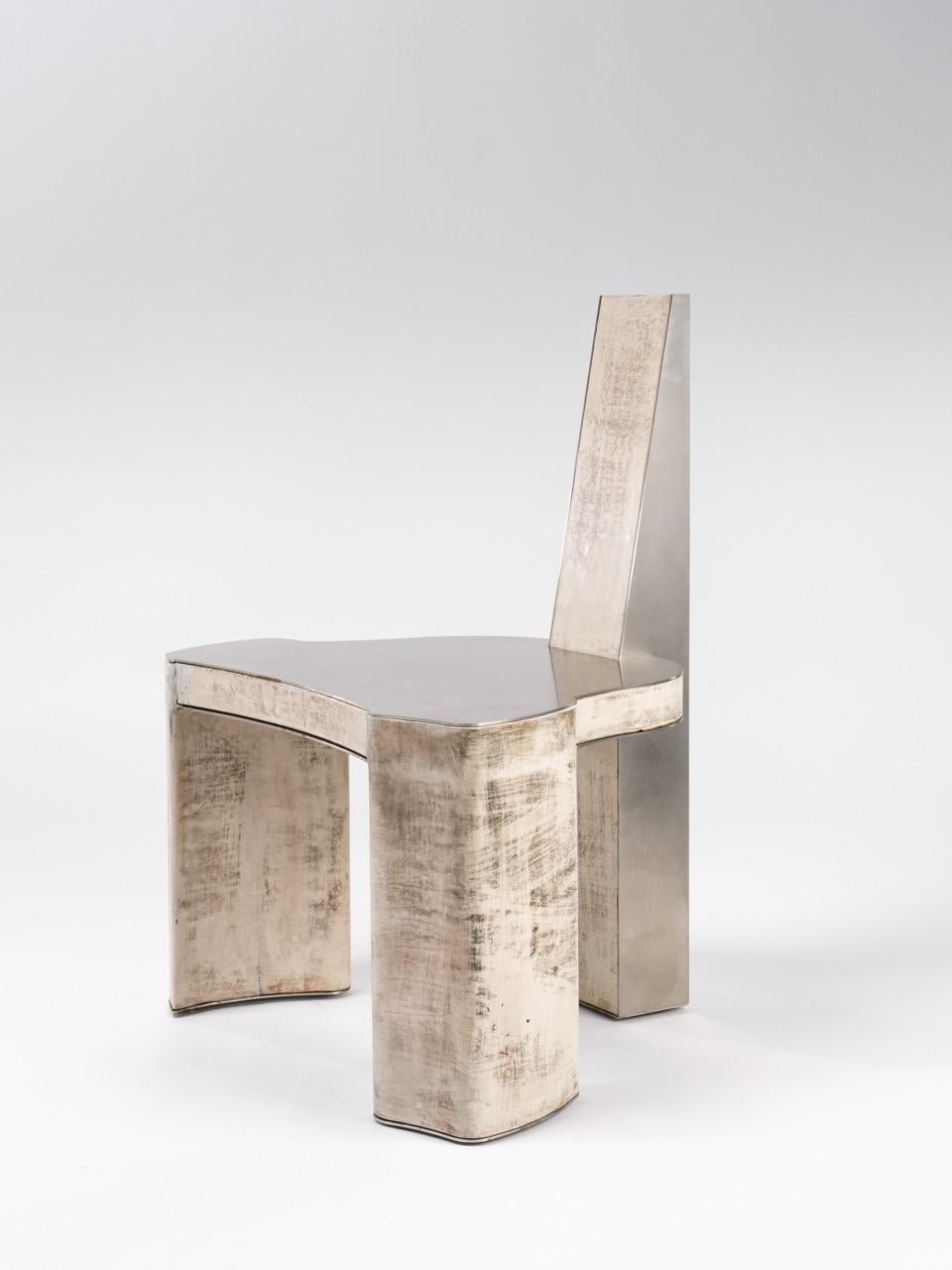 Contemporary Fragment Chair mit patiniertem Leder von Jumandie Seys (21. Jahrhundert und zeitgenössisch) im Angebot