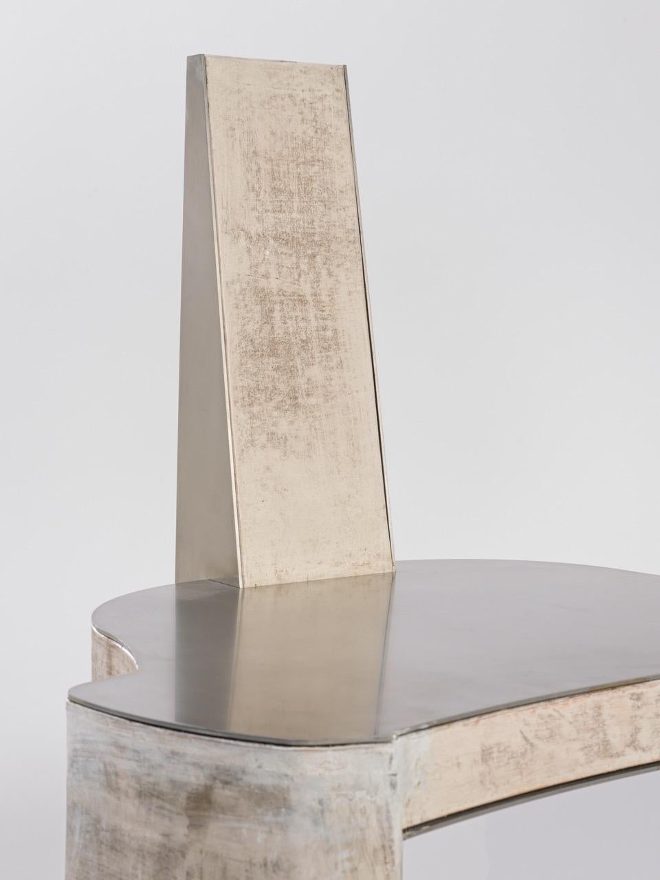 Contemporary Fragment Chair mit patiniertem Leder von Jumandie Seys im Angebot 1